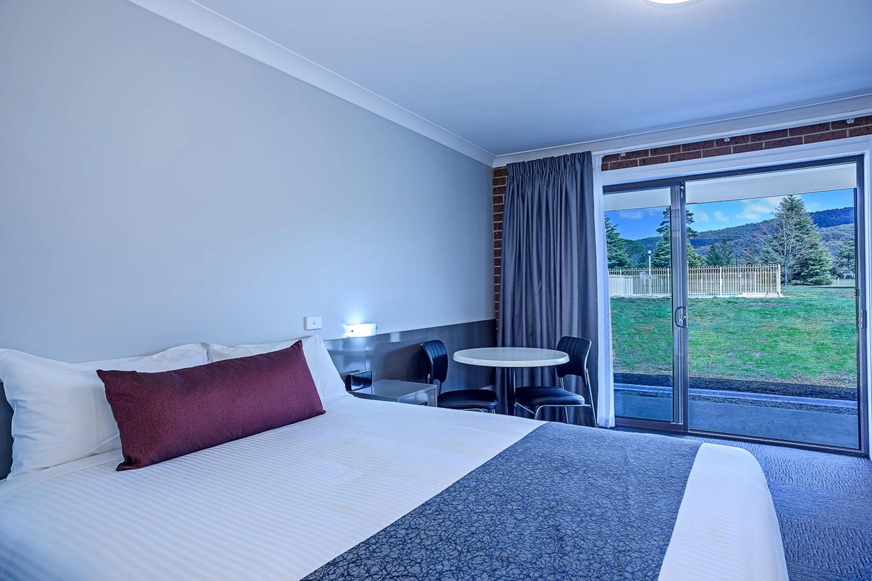 Pool view, Bed in Bushman's Motor Inn