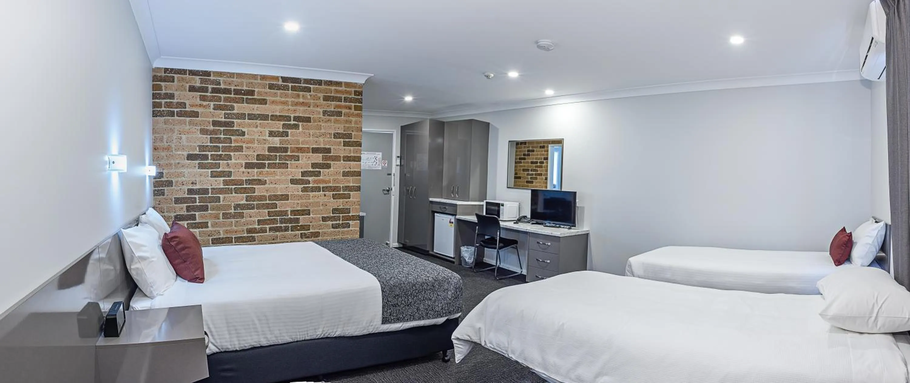 Bed in Bushman's Motor Inn