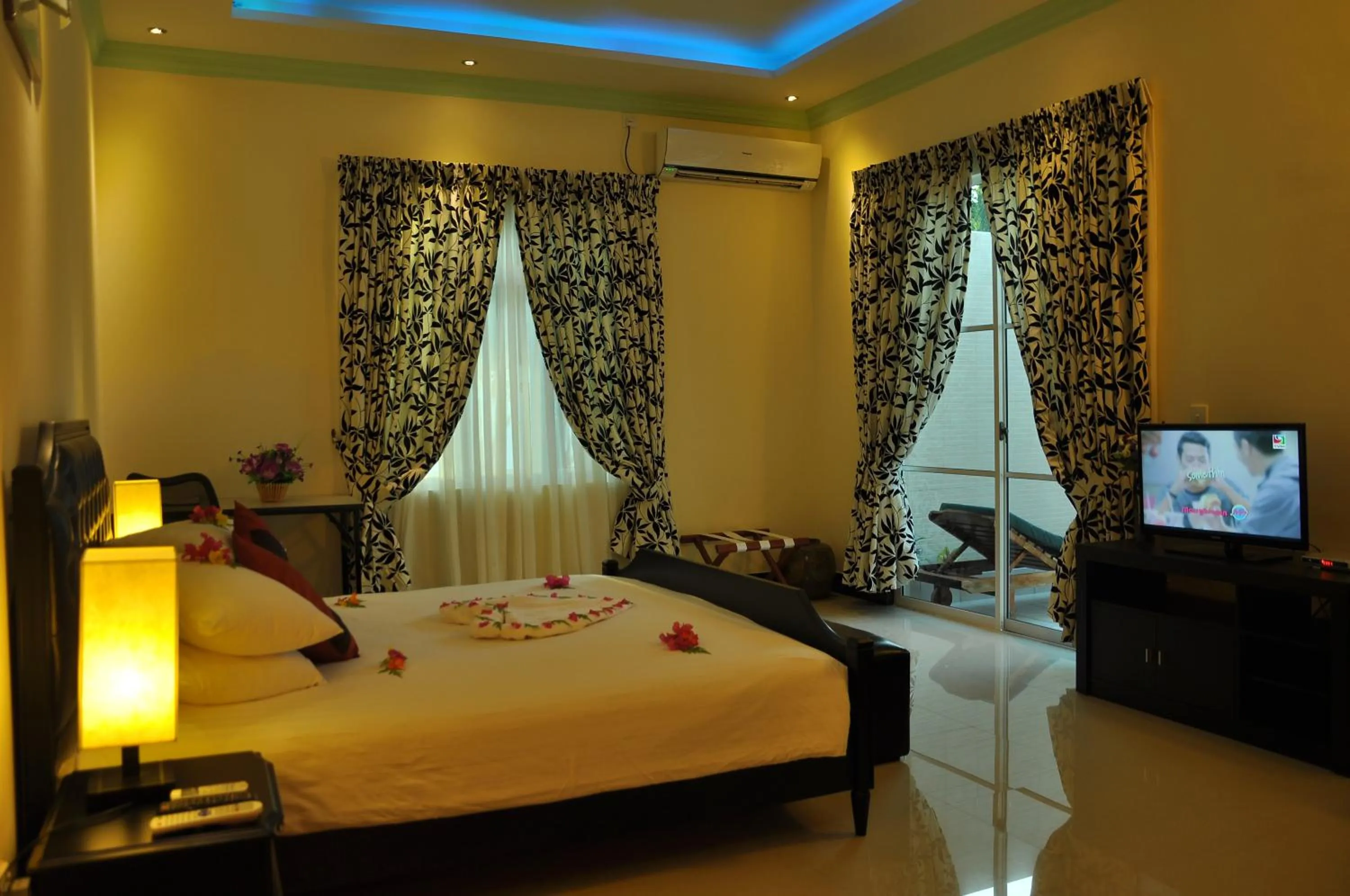 Shower, Bed in Charming Holiday Lodge