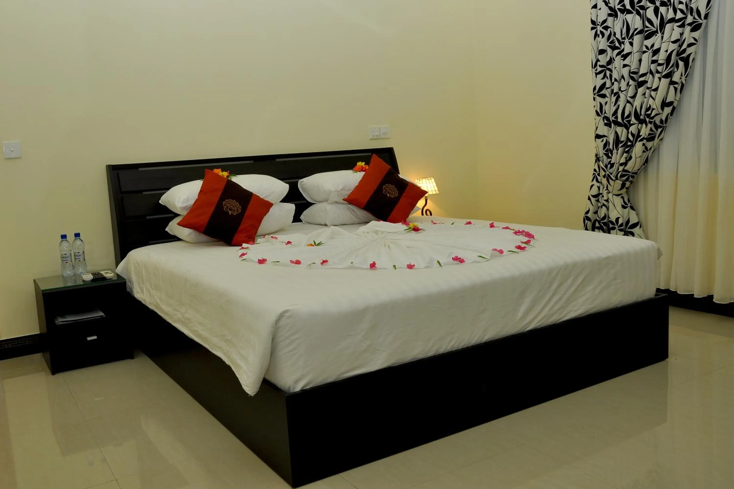 Shower, Bed in Charming Holiday Lodge