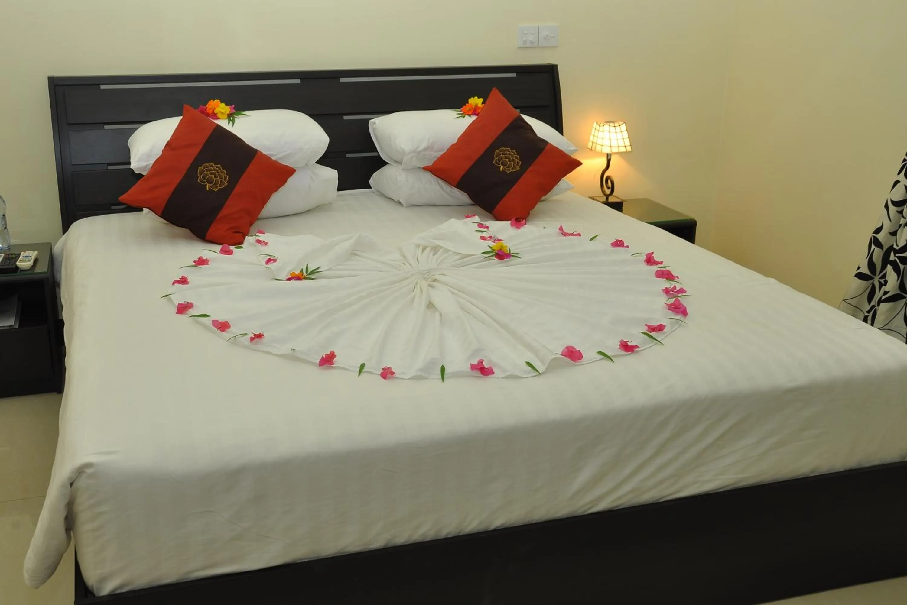 Shower, Bed in Charming Holiday Lodge