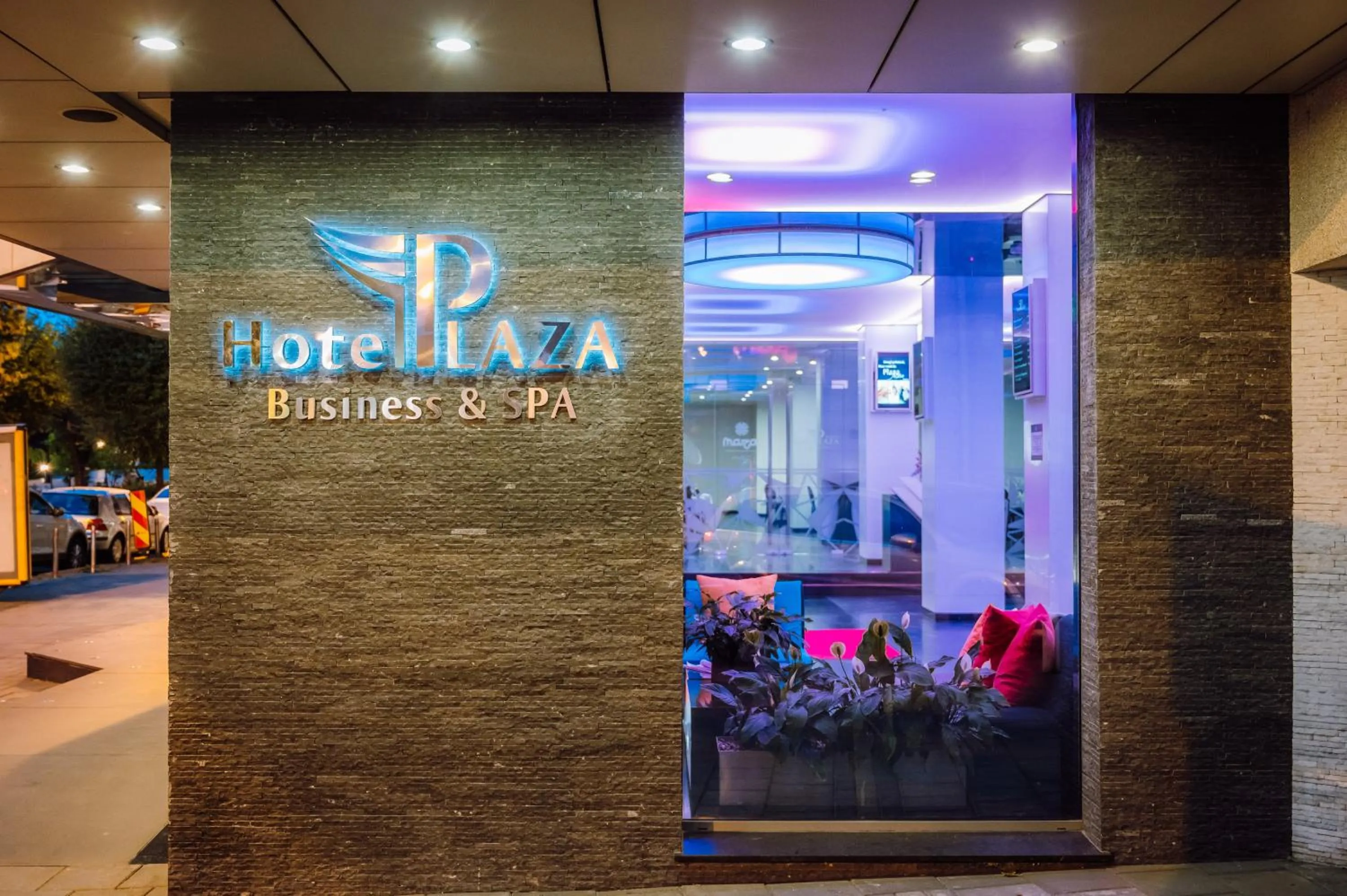 Plaza V Executive Hotel