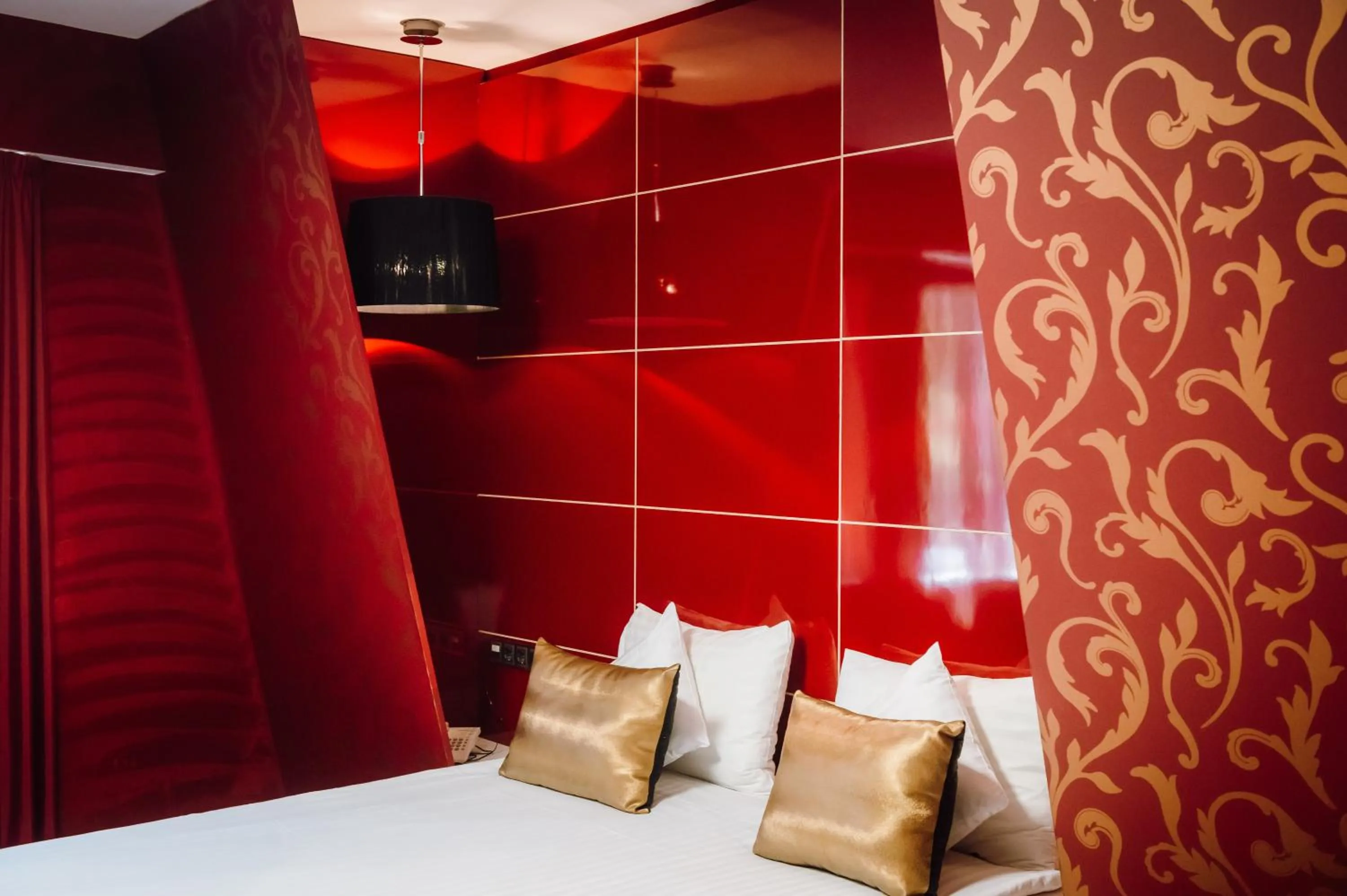 Bed in Plaza V Executive Hotel