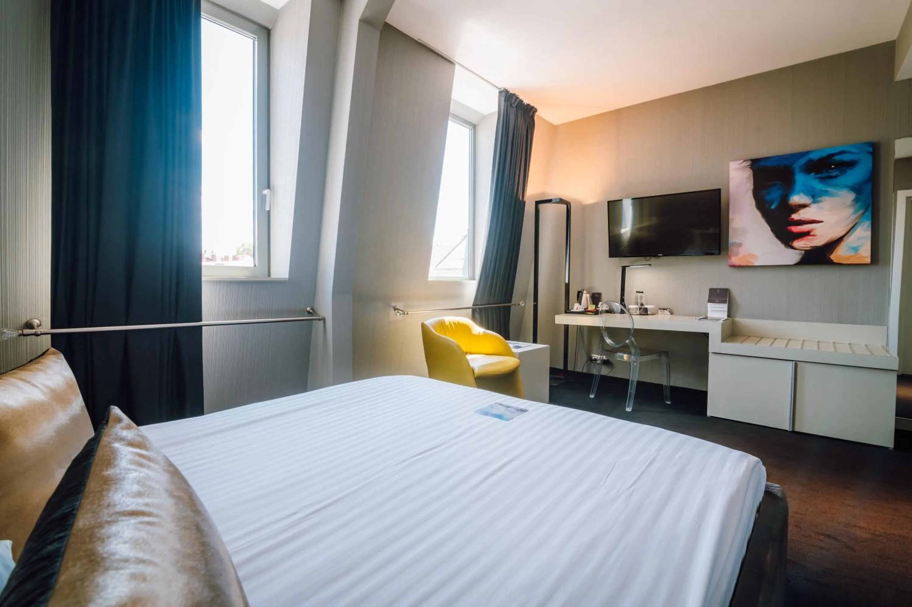 Bed in Plaza V Executive Hotel