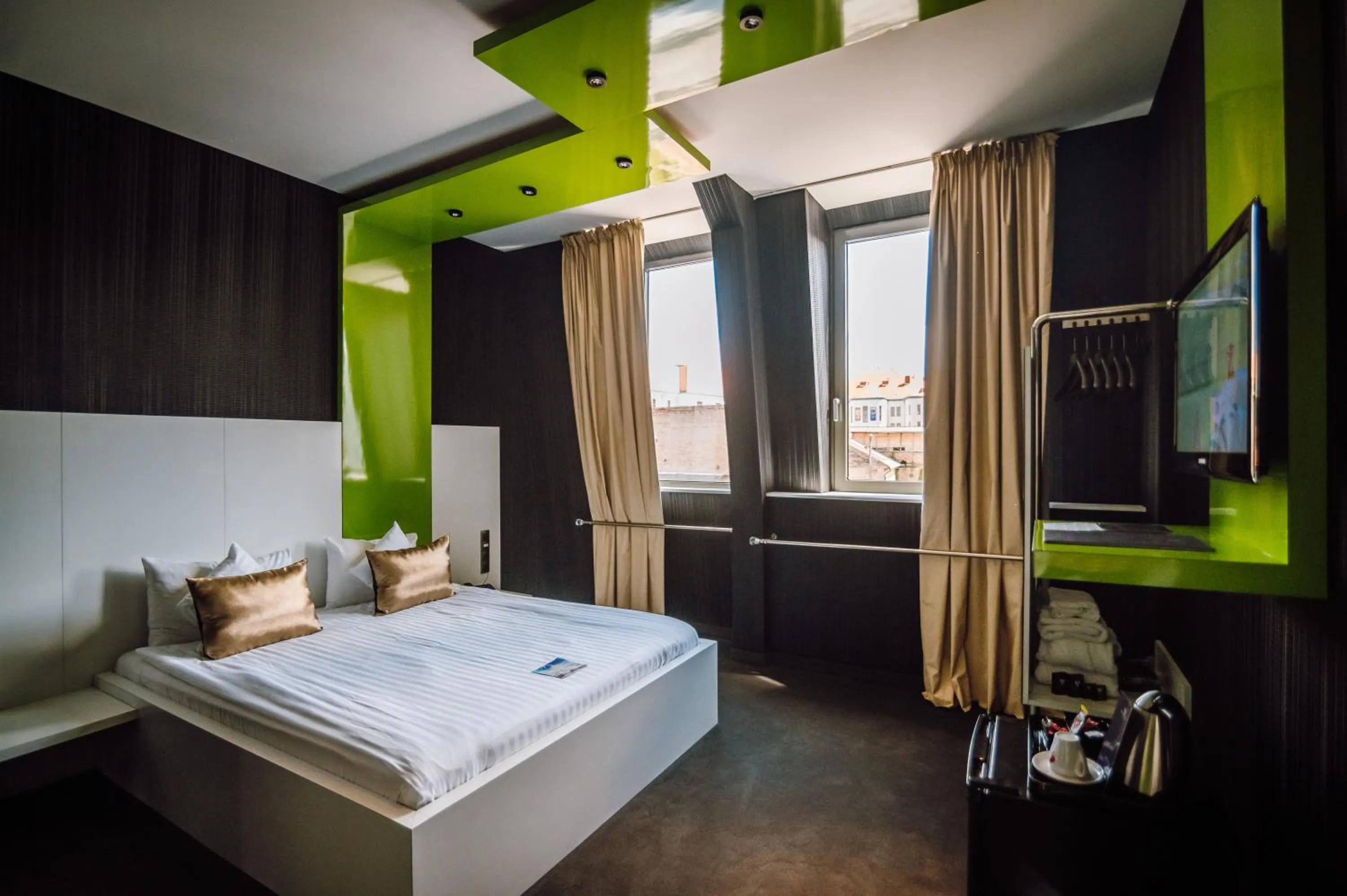 Bed in Plaza V Executive Hotel