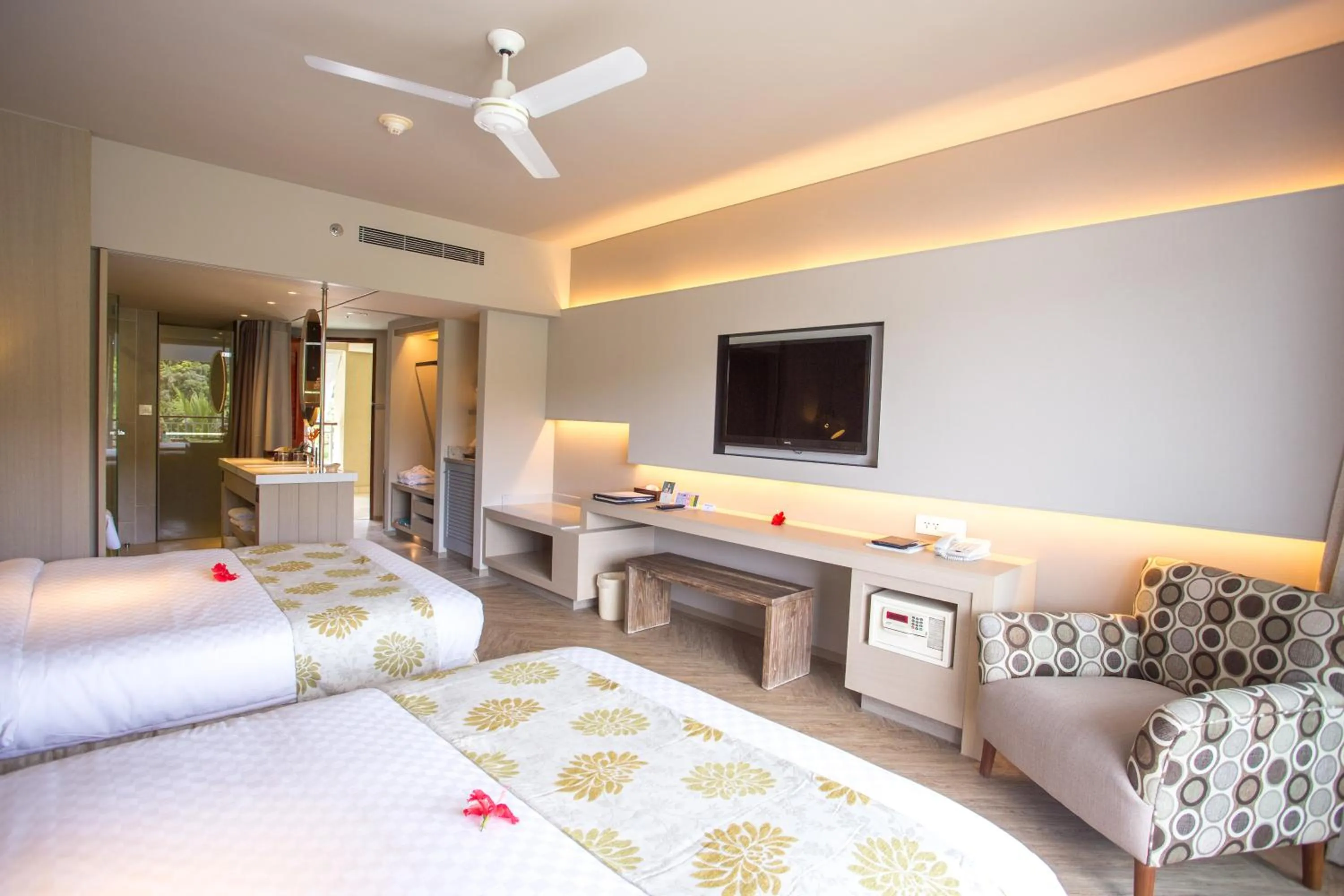 Bedroom, Bed in Palau Royal Resort