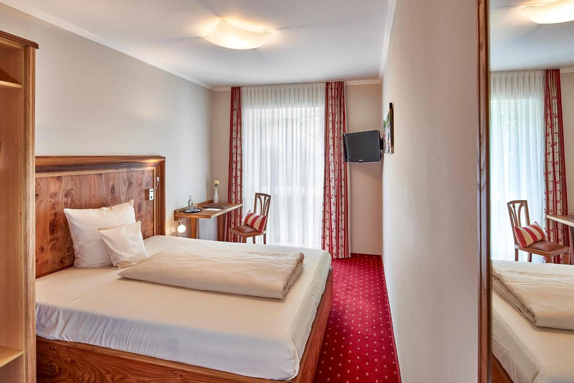 Photo of the whole room, Bed in Langwieder See