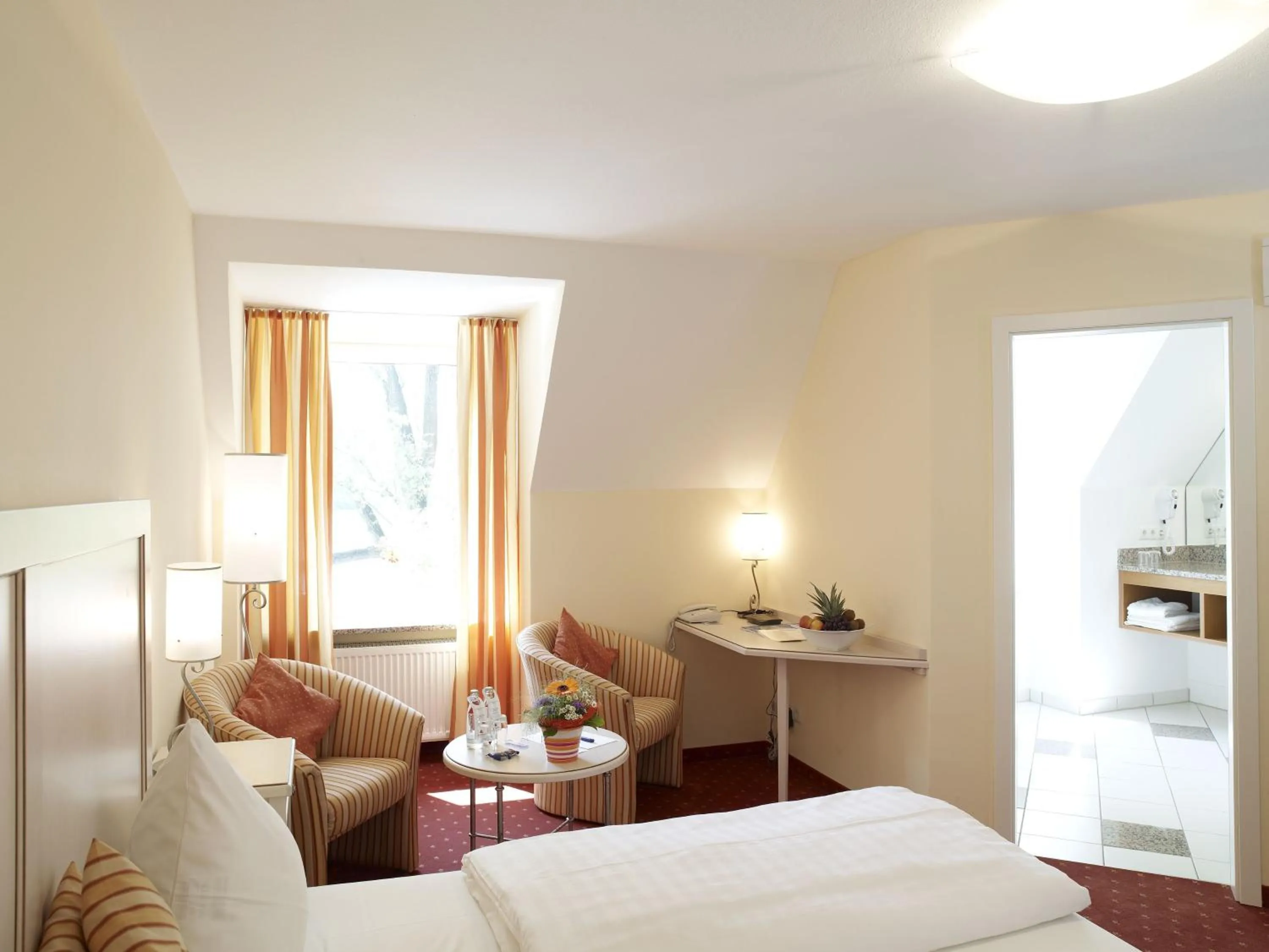 Photo of the whole room, Bed in Langwieder See