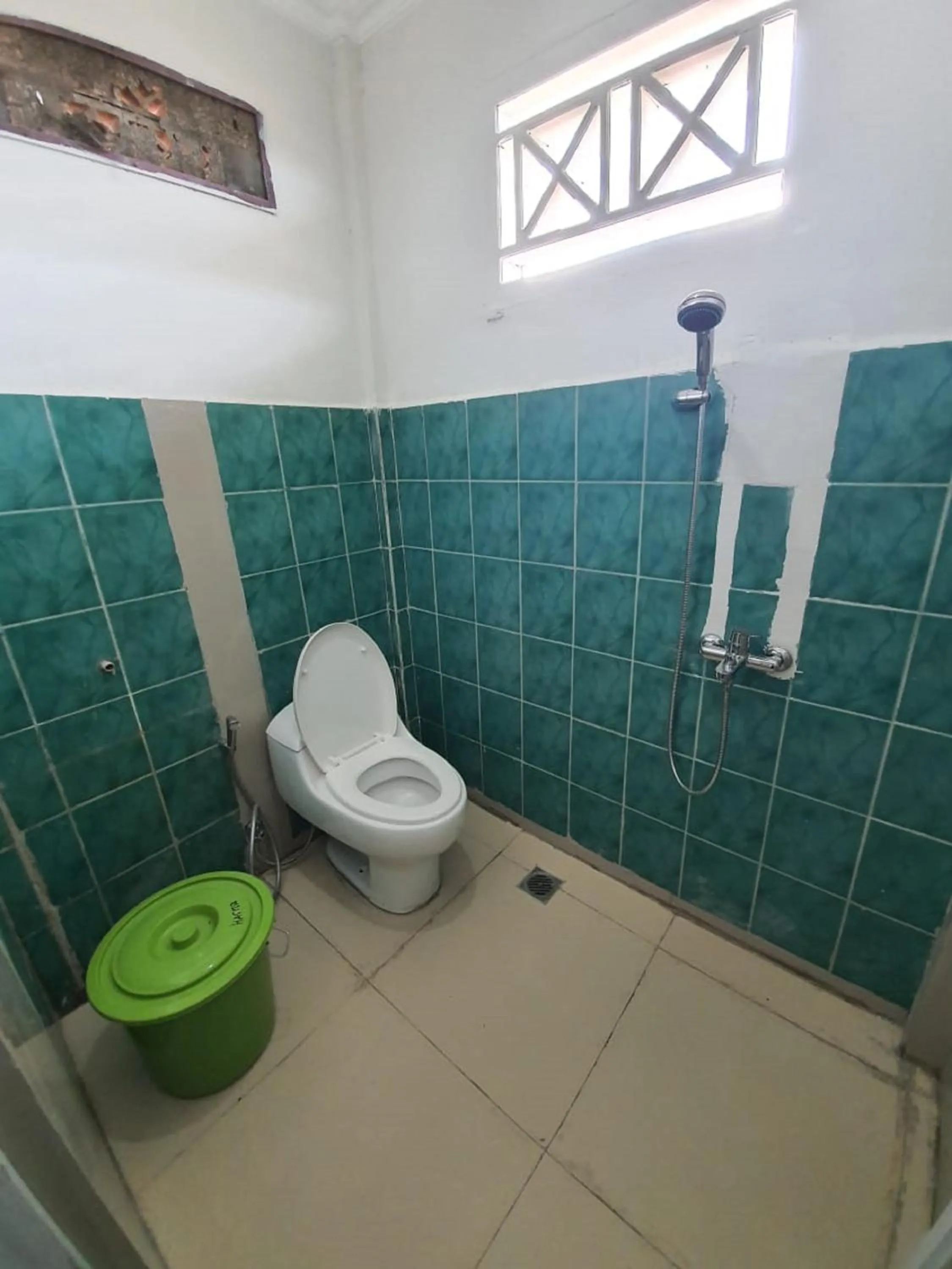 Bathroom in RedDoorz near Palembang Airport 2