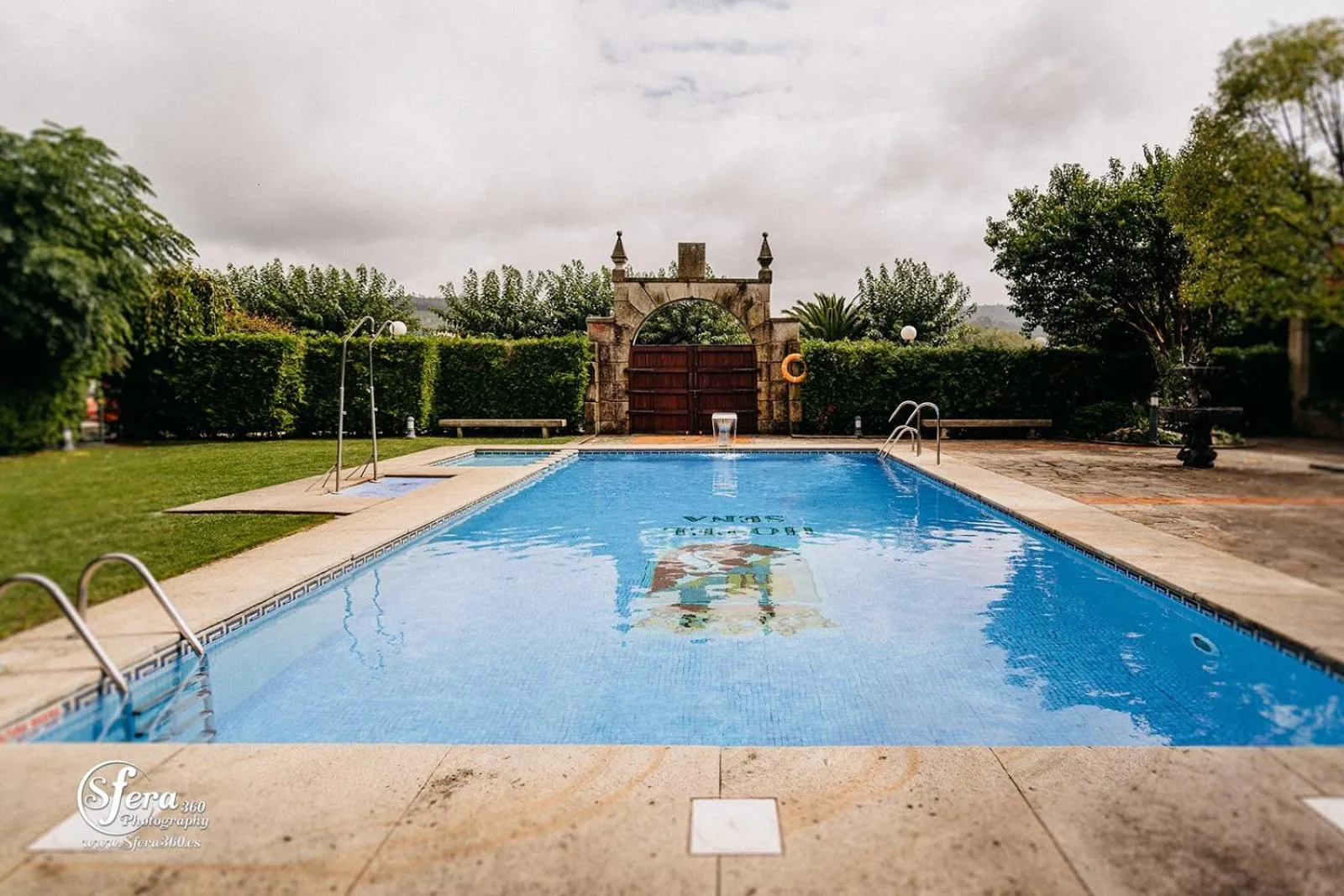 Swimming pool in Hotel Sena