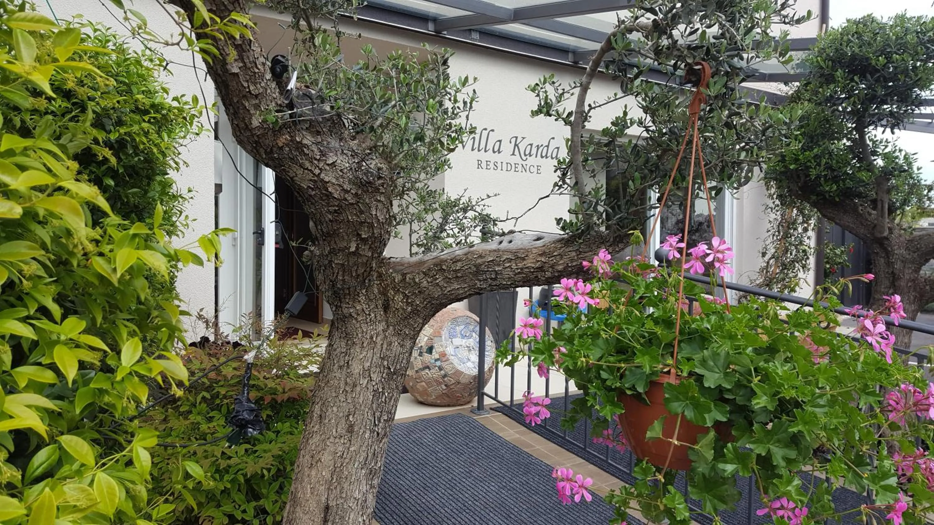 Facade/entrance in Residence Villa Karda