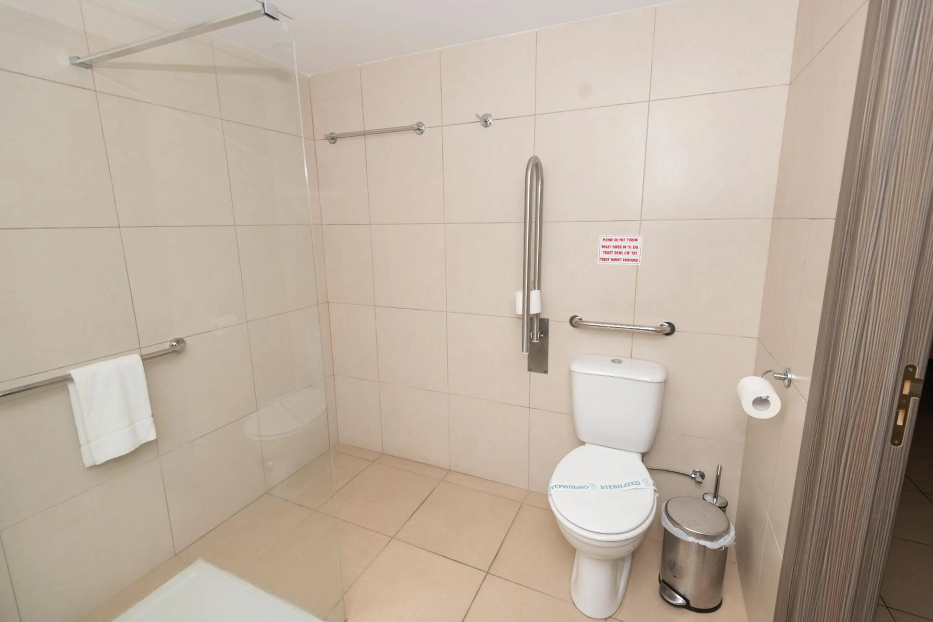 Toilet in Tofinis Hotel