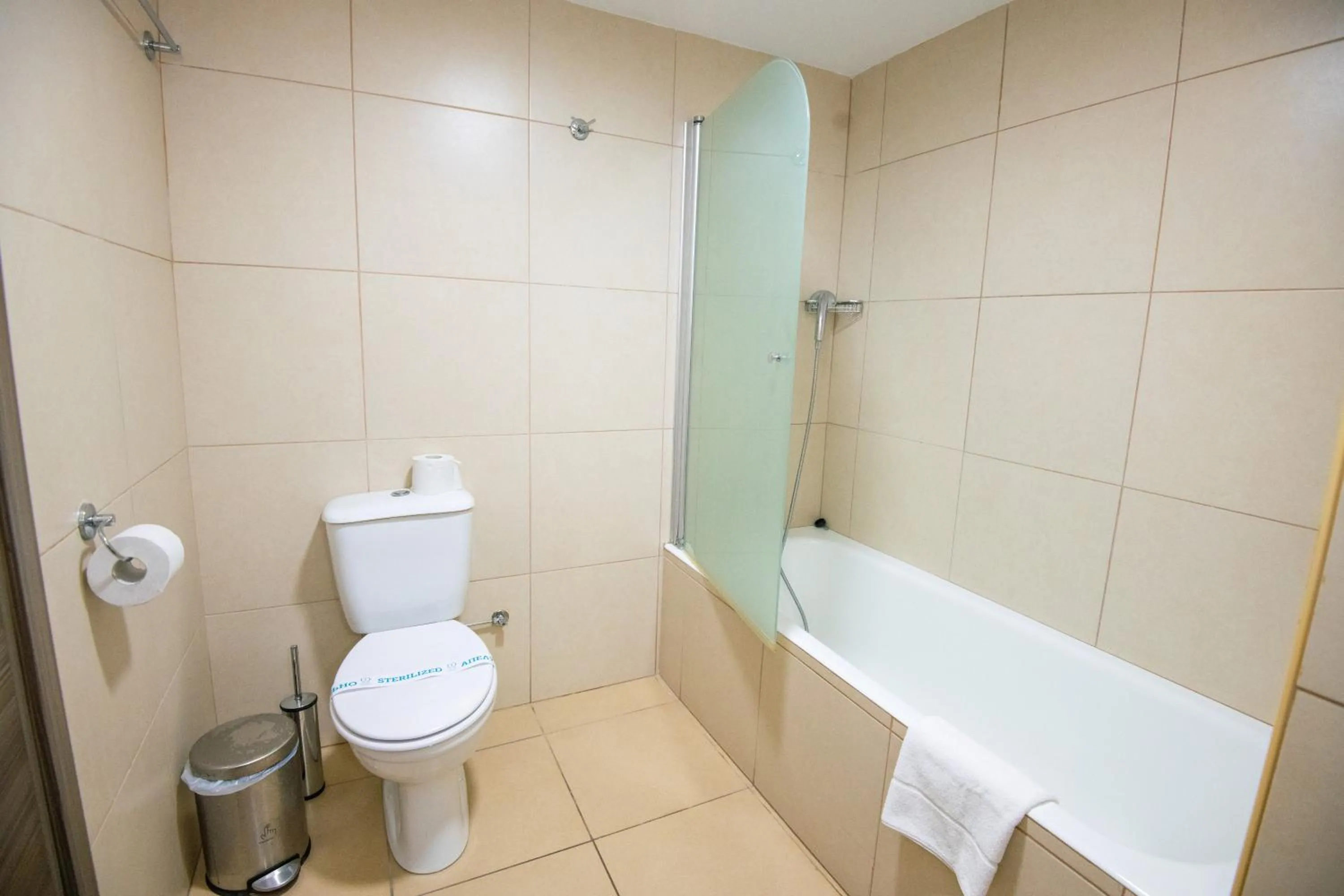 Toilet in Tofinis Hotel