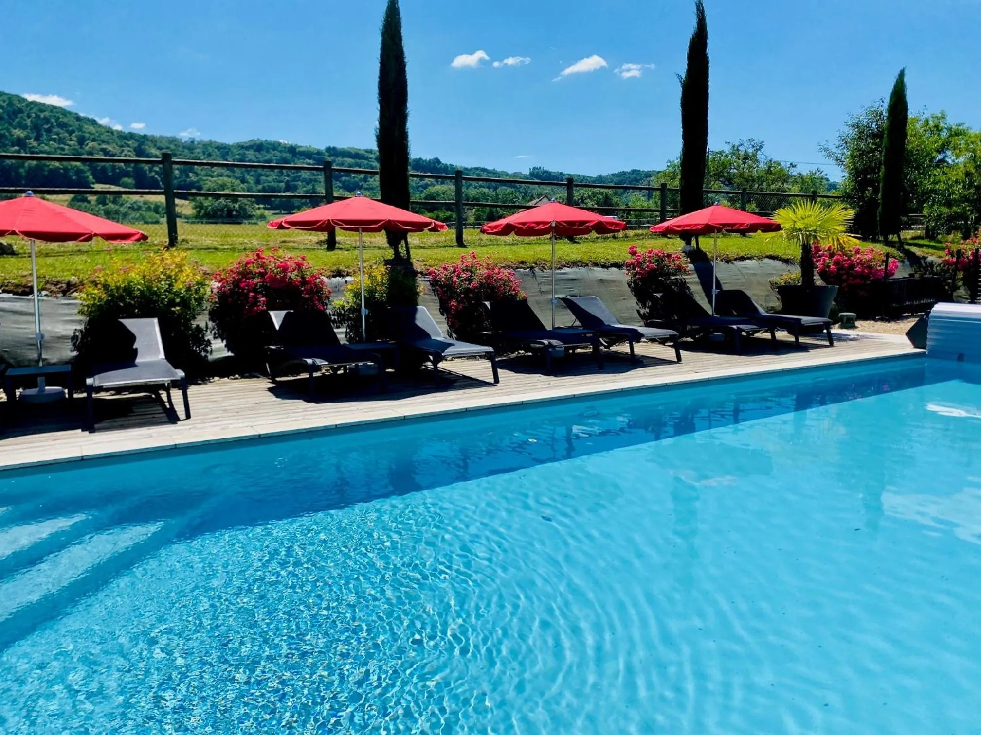 Pool view in Domaine de Suzel