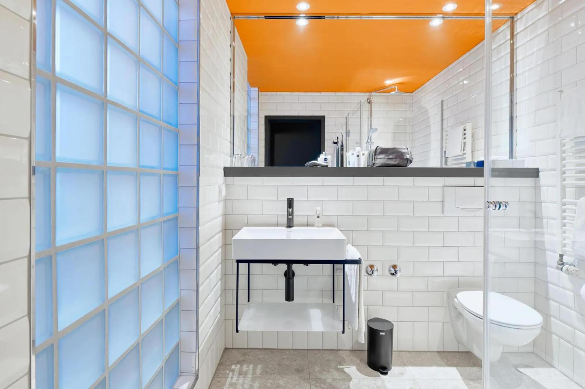 Bathroom in art Hotel Tucholsky