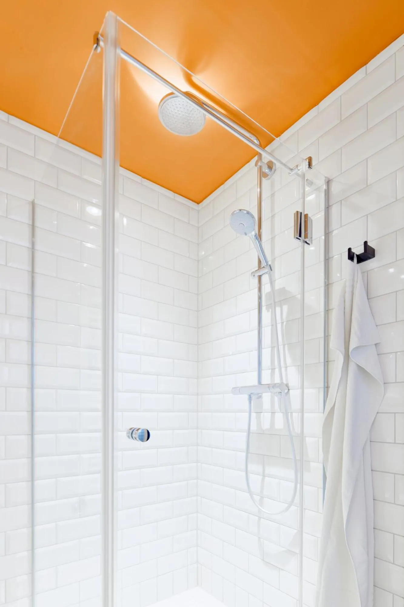 Bathroom in art Hotel Tucholsky