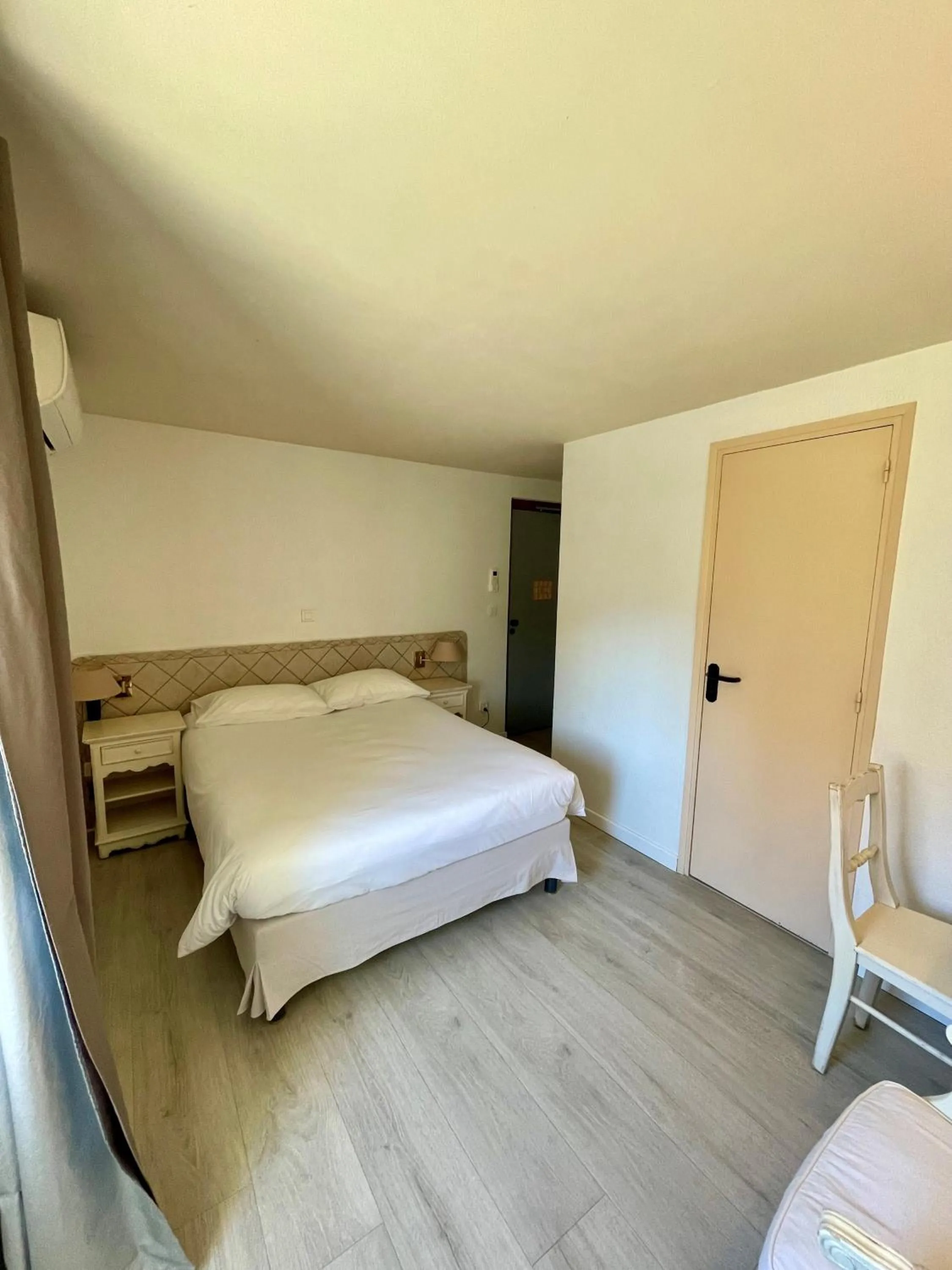 Bedroom, Bed in Franceschini