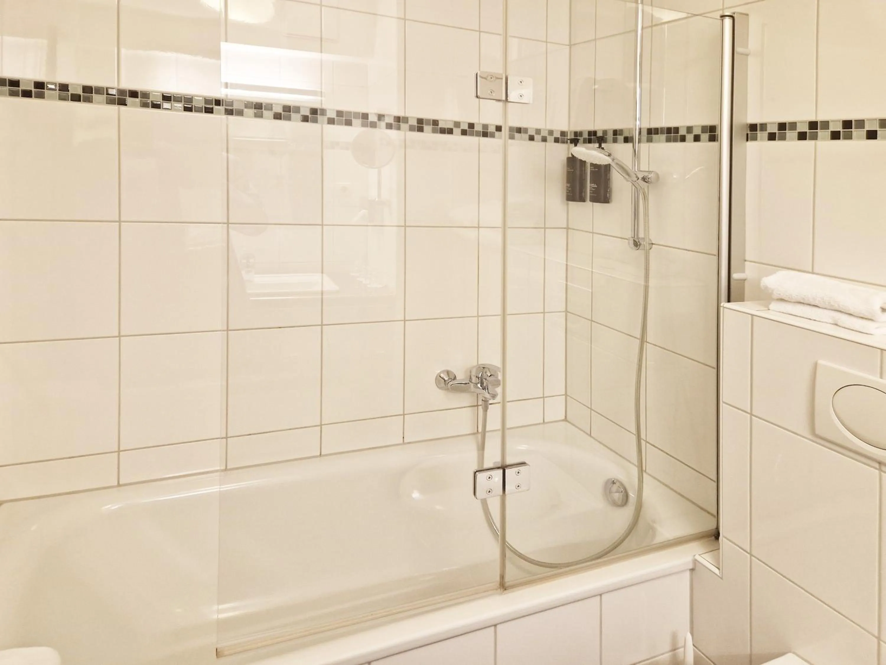 Bathroom in Garner Hotel Bochum by IHG