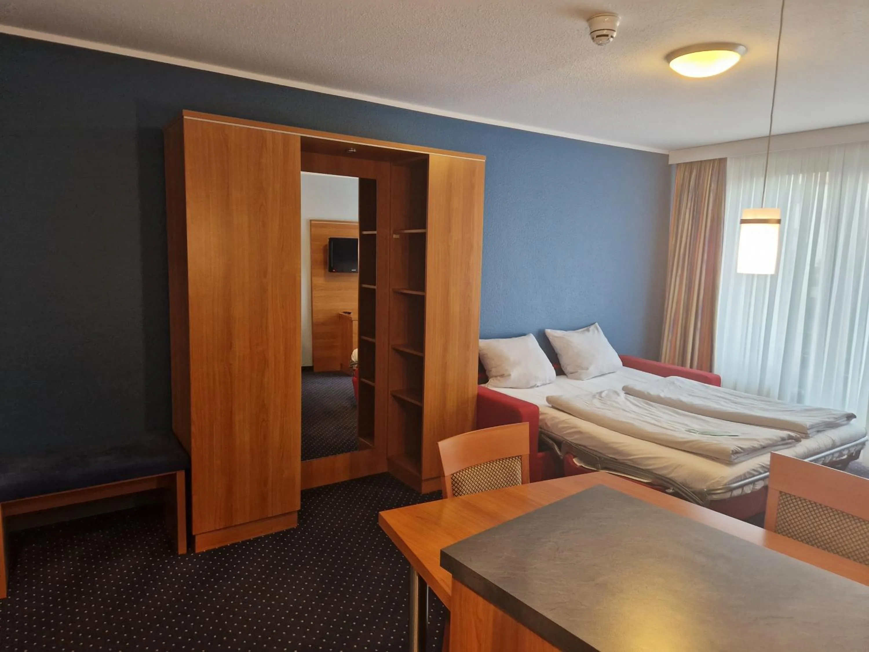 Photo of the whole room, Bed in Garner Hotel Bochum by IHG