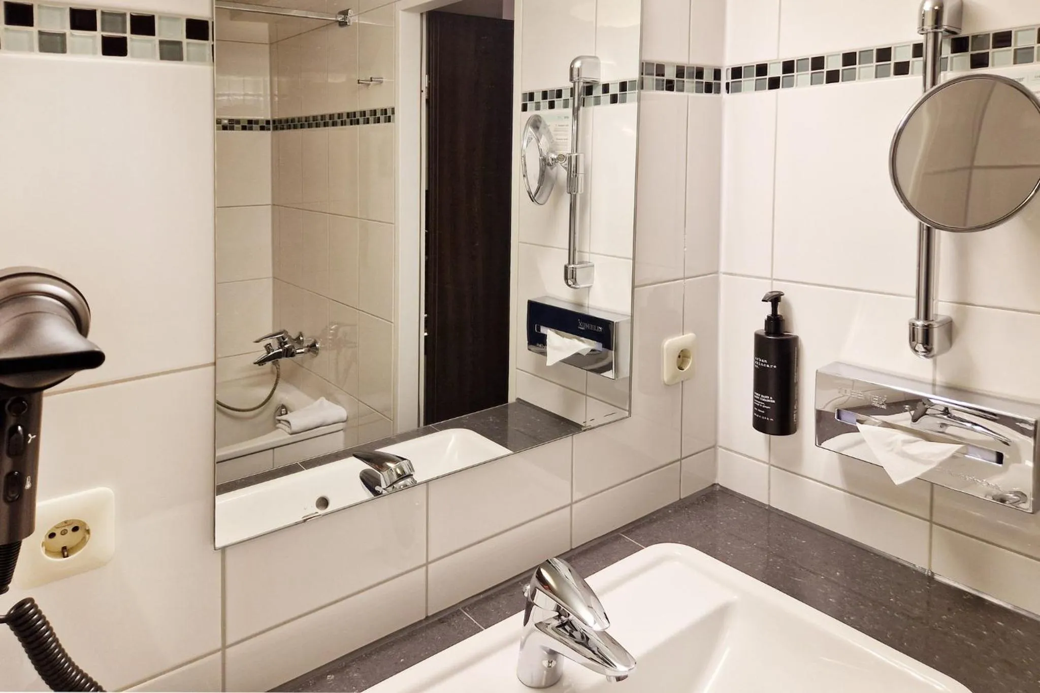 Bathroom in Garner Hotel Bochum by IHG