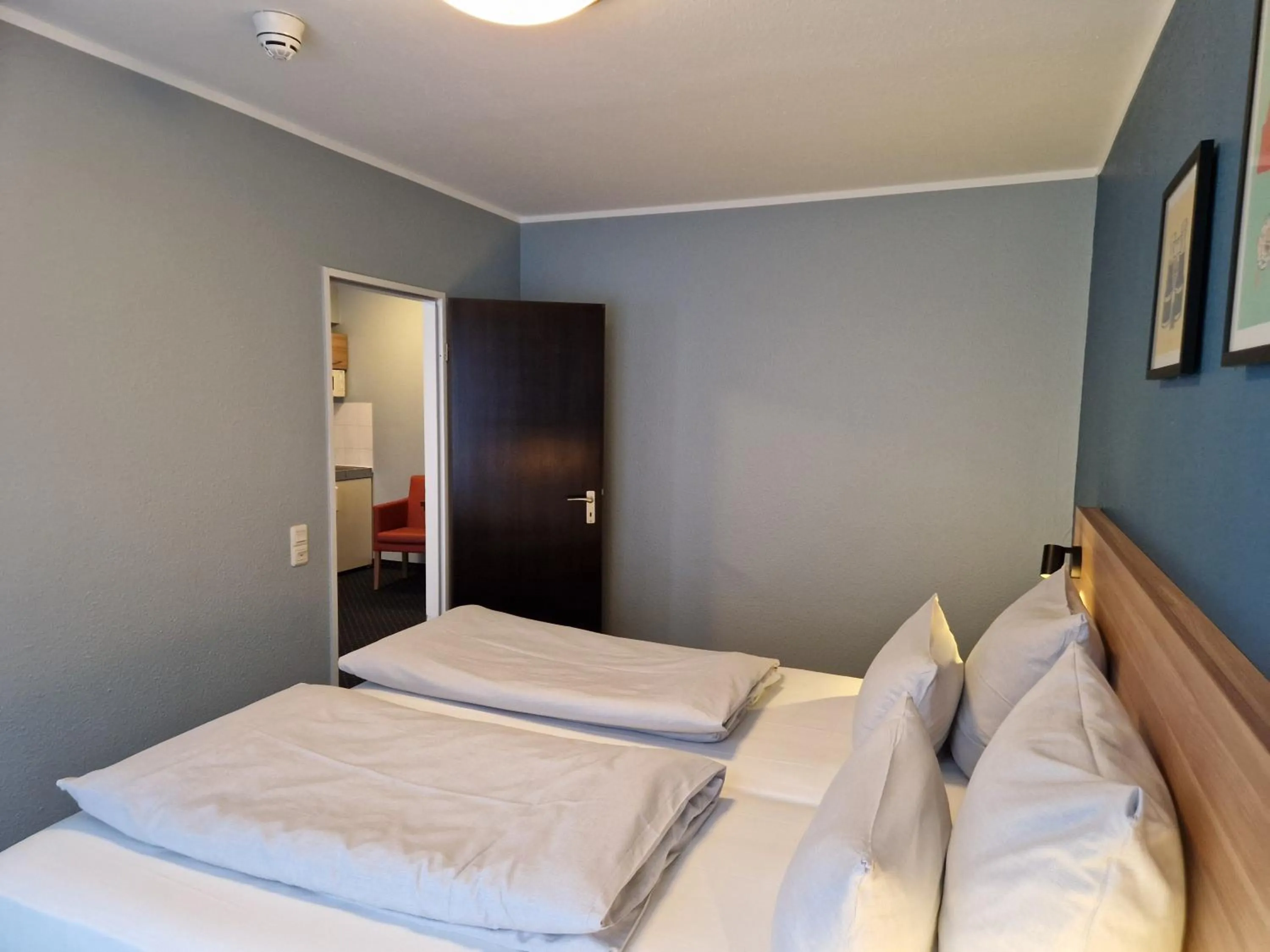 Photo of the whole room, Bed in Garner Hotel Bochum by IHG