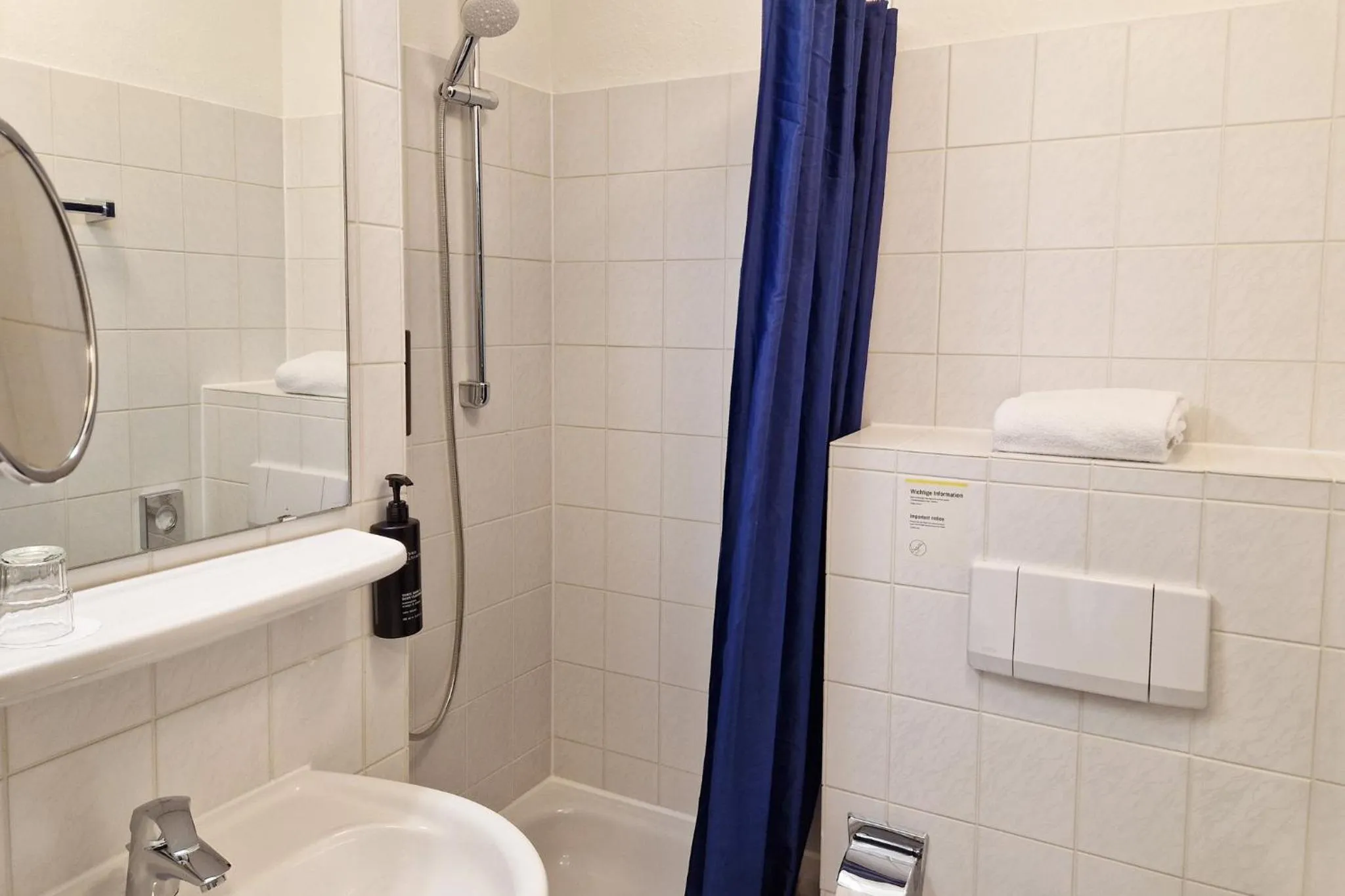 Bathroom in Garner Hotel Bochum by IHG