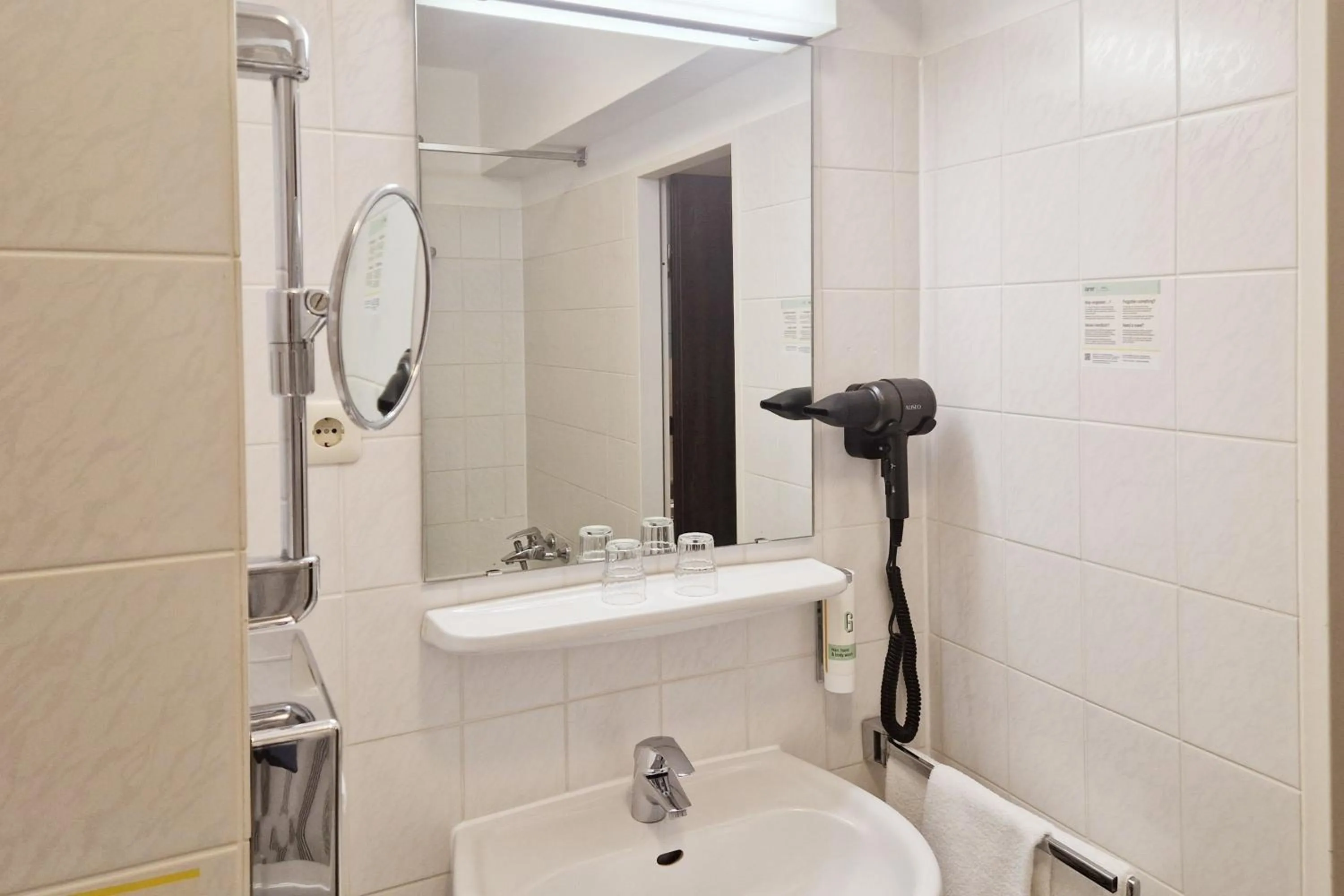 Bathroom in Garner Hotel Bochum by IHG