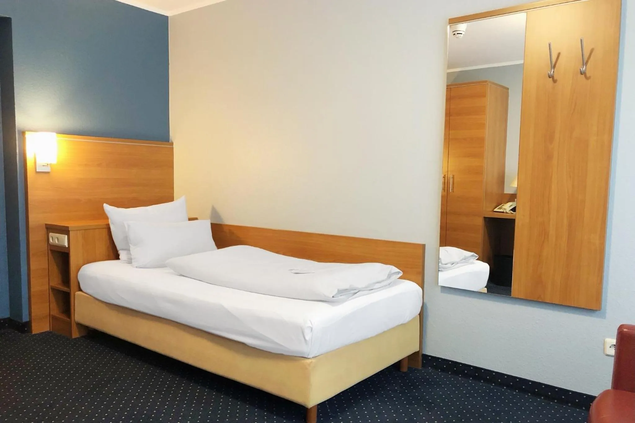 Photo of the whole room, Bed in Garner Hotel Bochum by IHG