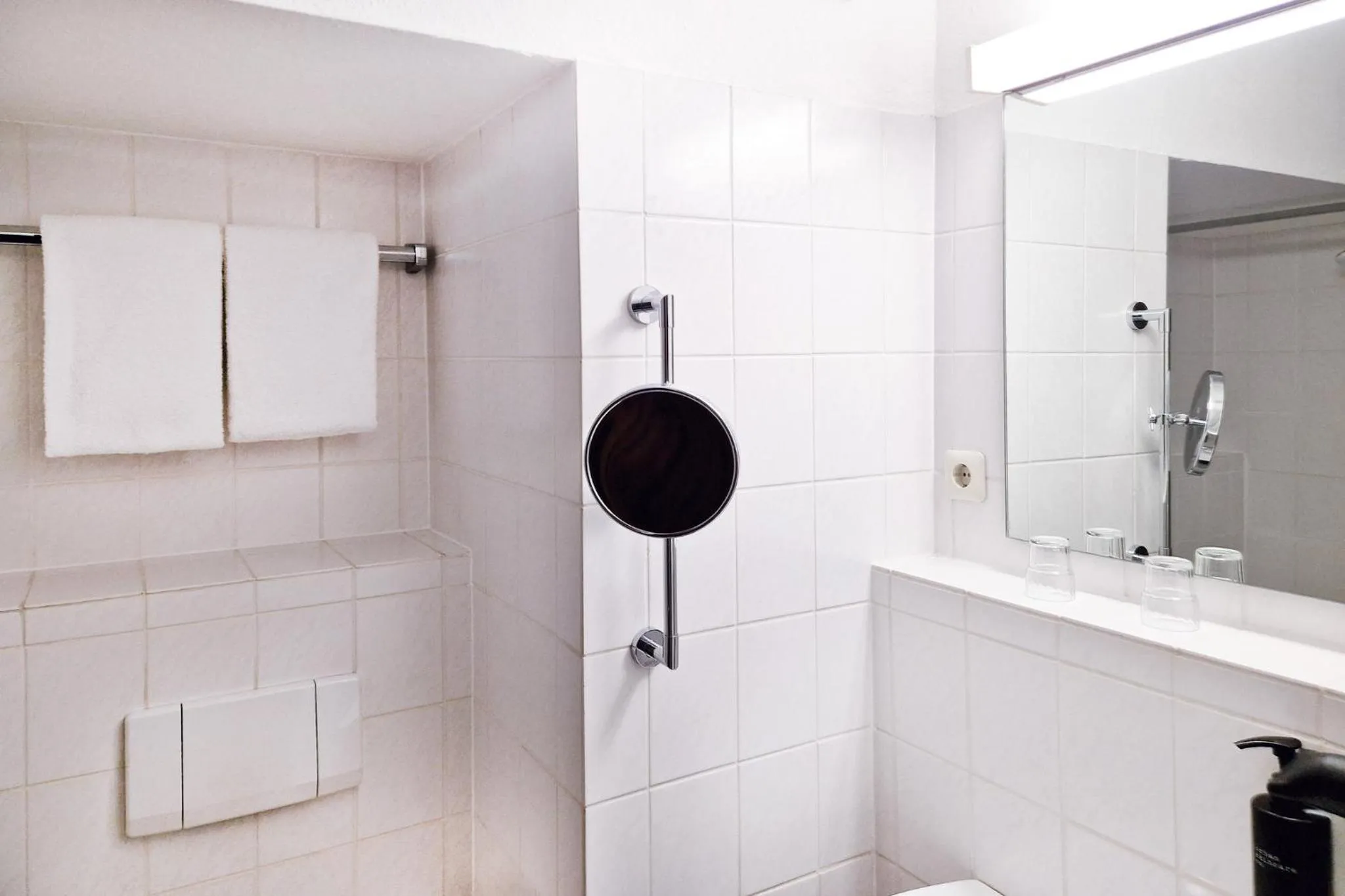 Bathroom in Garner Hotel Bochum by IHG