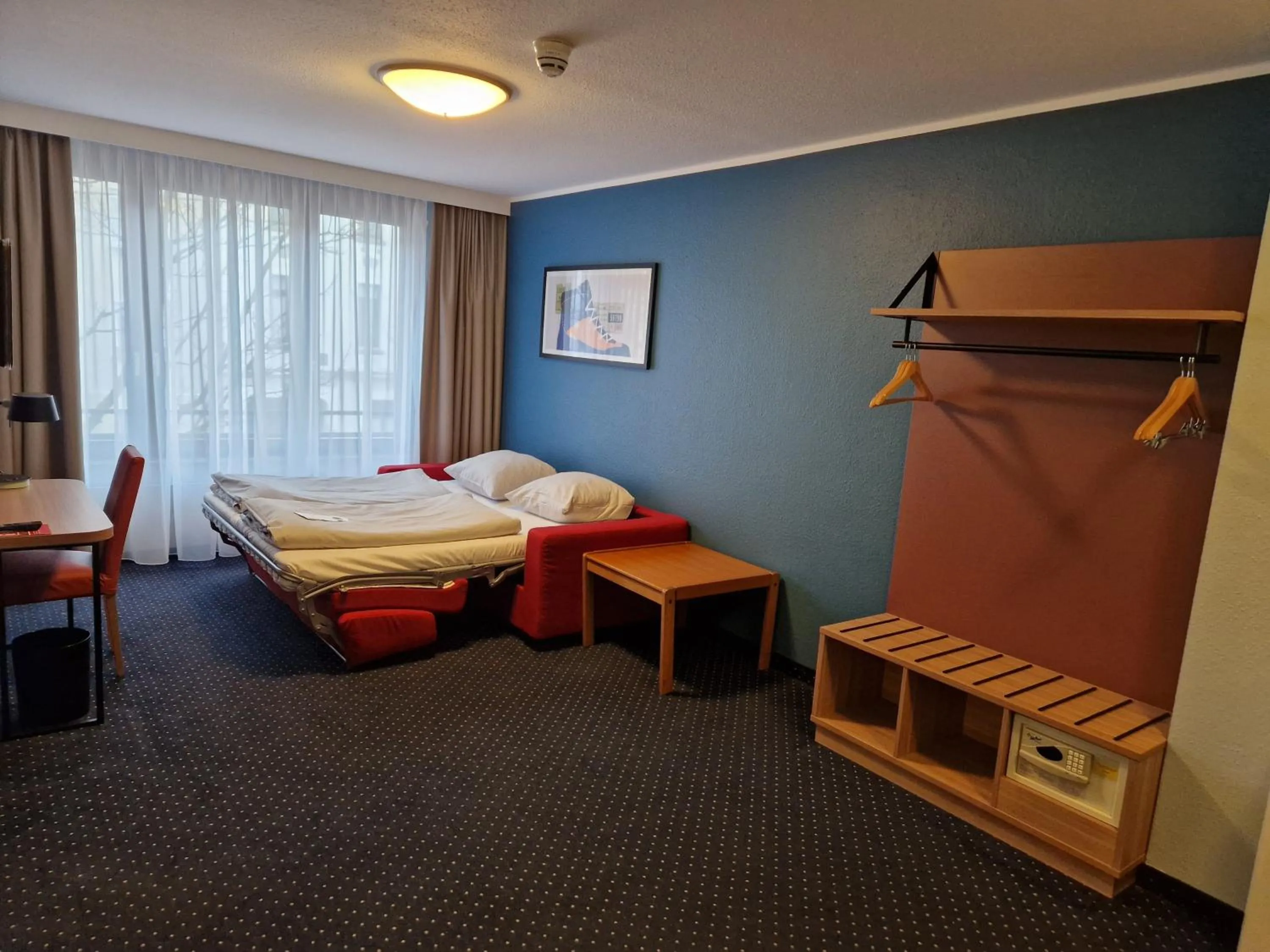 Photo of the whole room, Bed in Garner Hotel Bochum by IHG