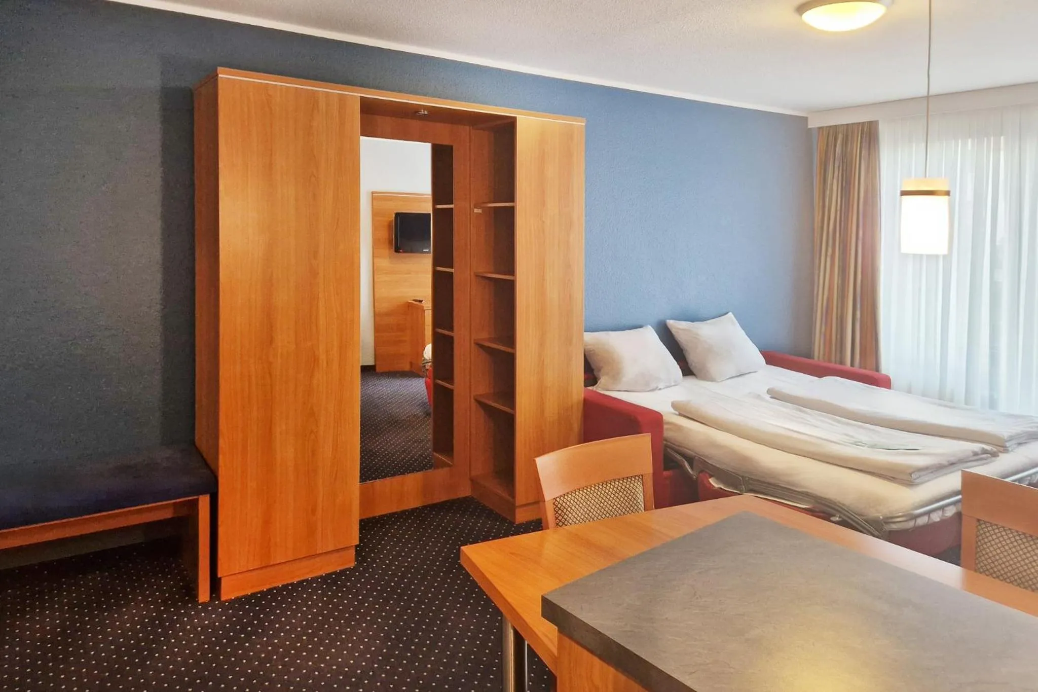 Photo of the whole room, Bed in Garner Hotel Bochum by IHG