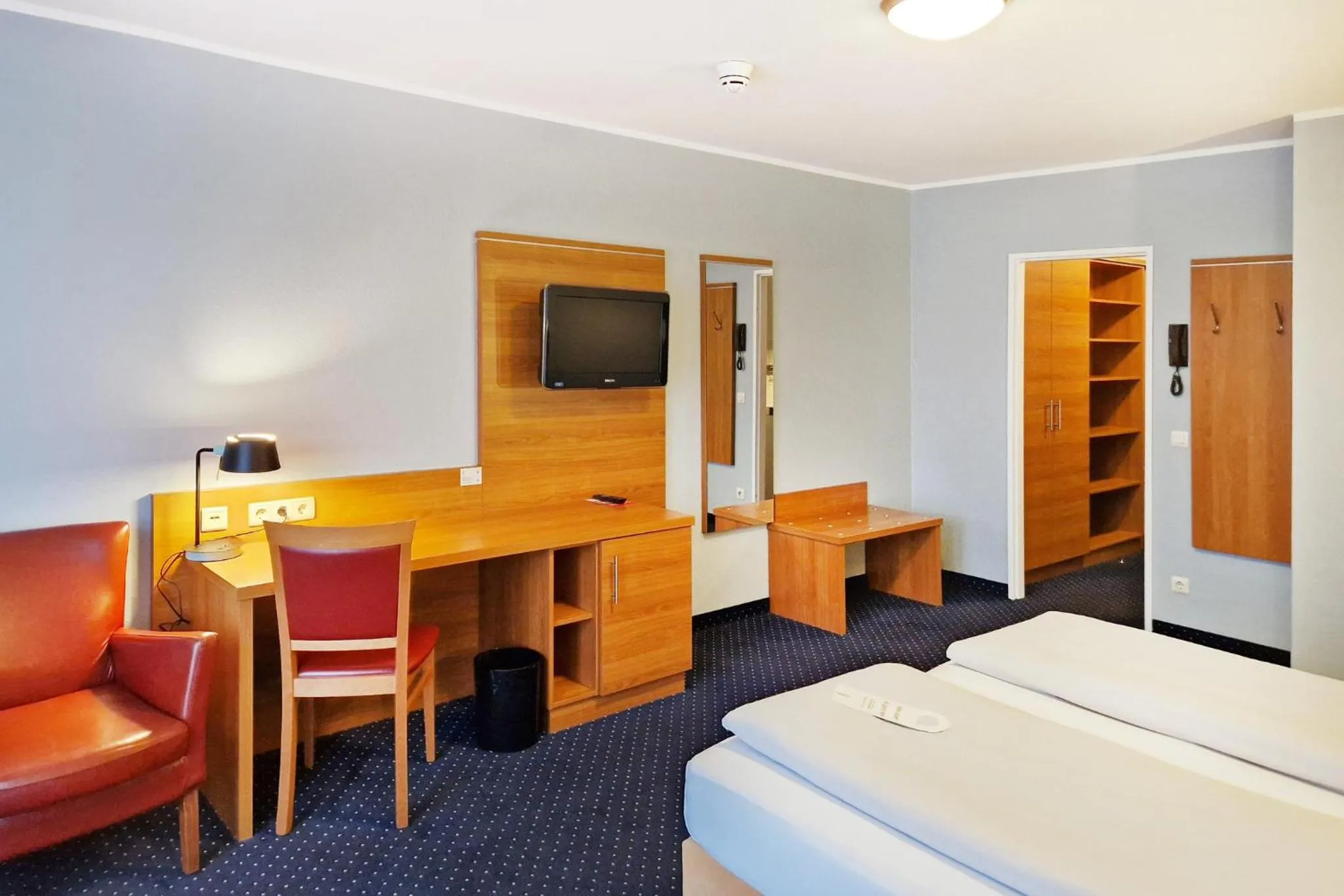 Photo of the whole room, Bed in Garner Hotel Bochum by IHG