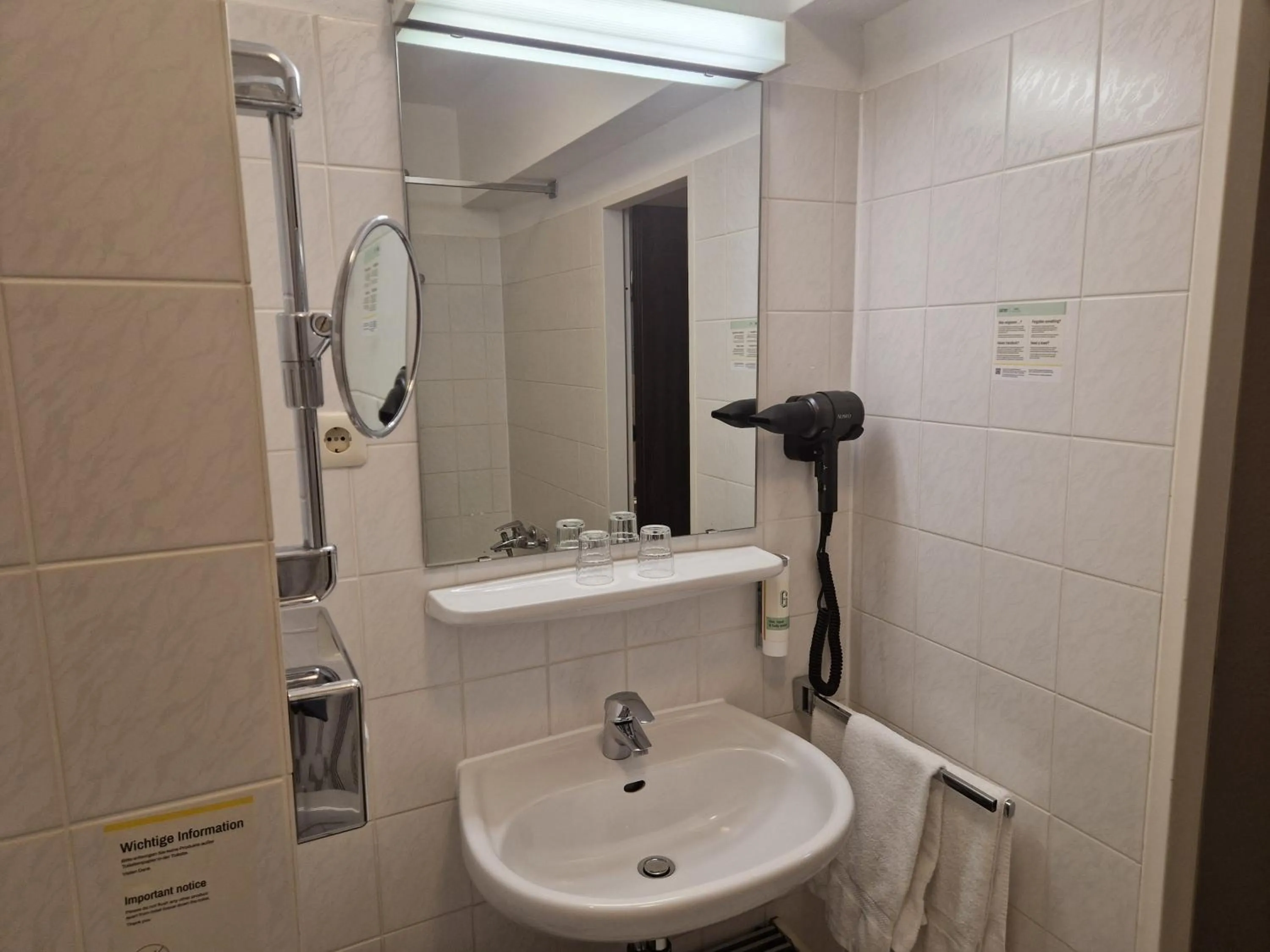 Bathroom in Garner Hotel Bochum by IHG