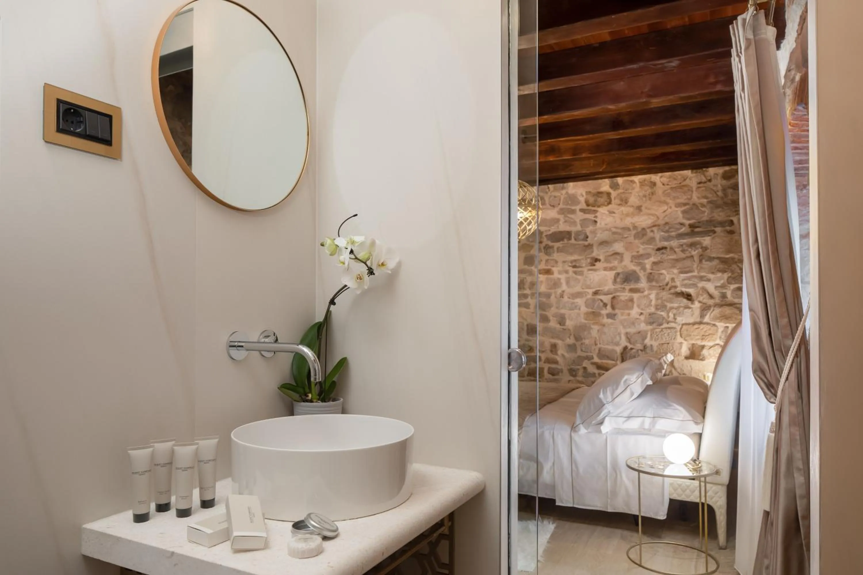 Bathroom, Bed in Luxury Rooms MA de Dominis
