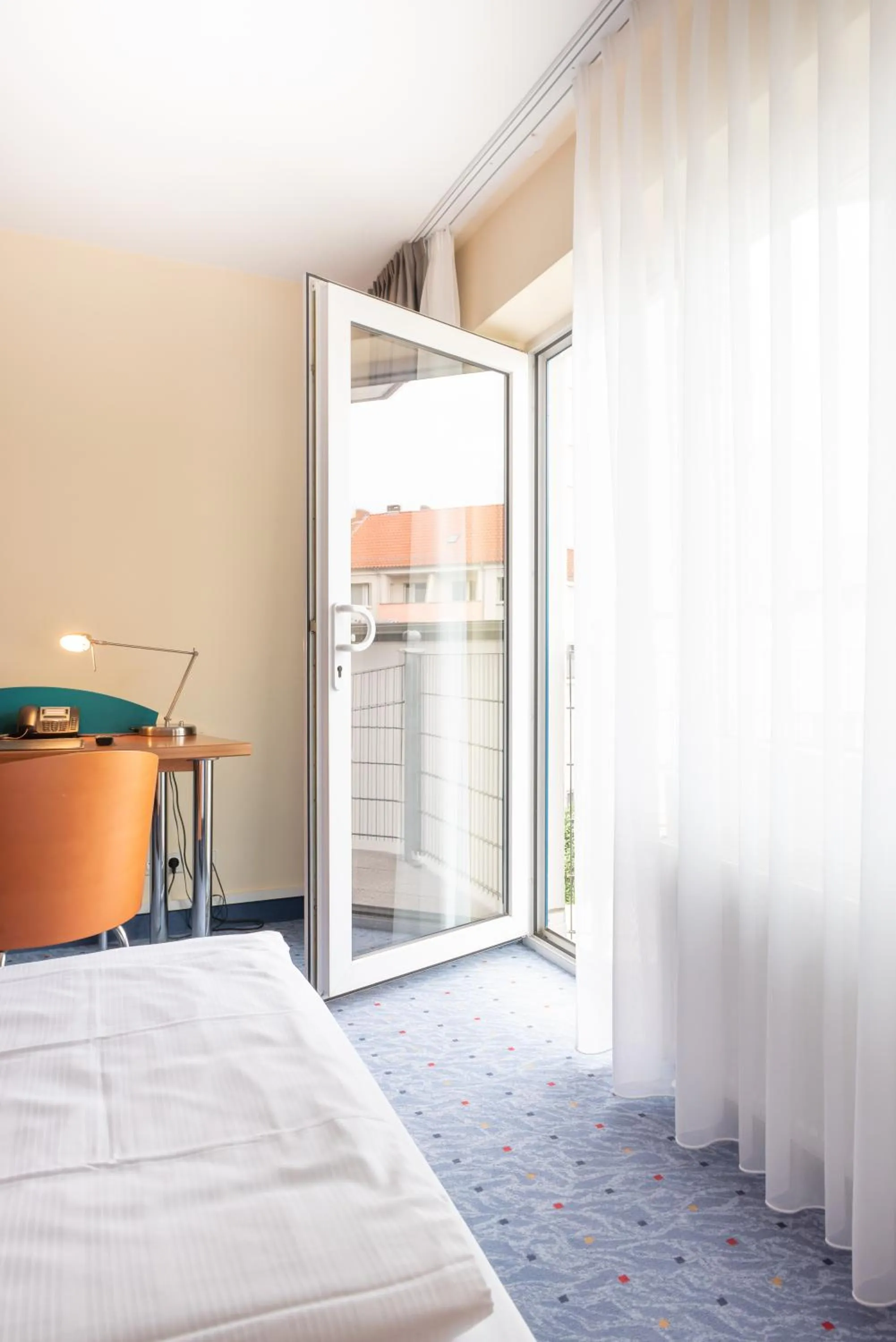 Balcony/Terrace, Bed in Hotel Königshof am Funkturm