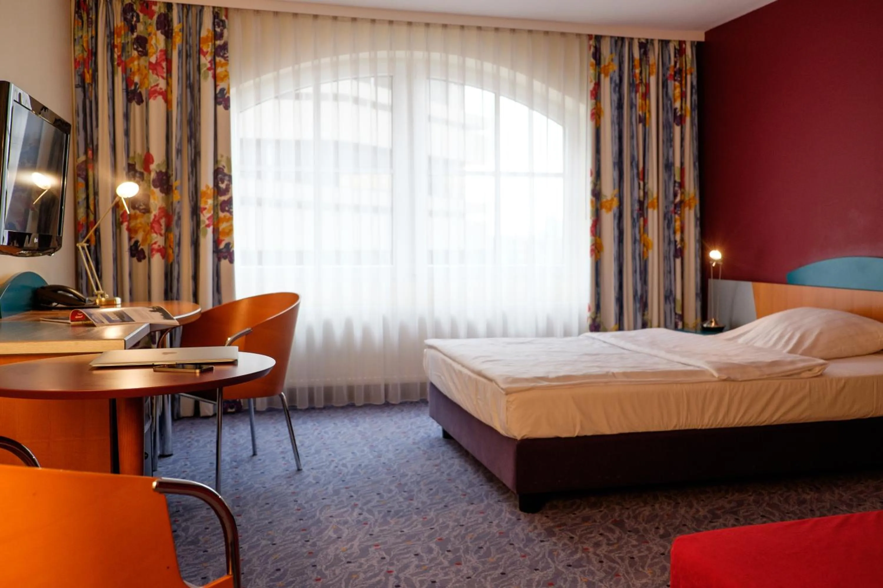 Photo of the whole room, Bed in Hotel Königshof am Funkturm