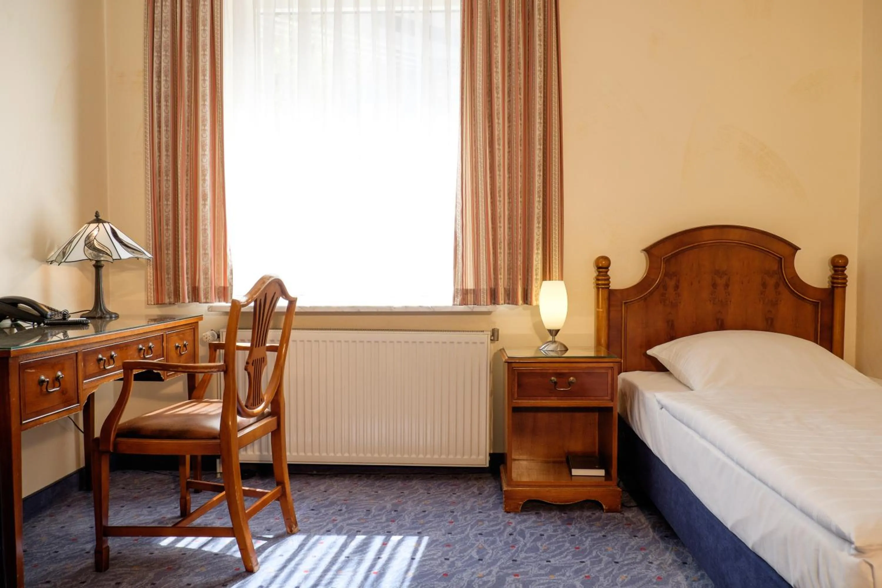 Photo of the whole room, Bed in Hotel Königshof am Funkturm