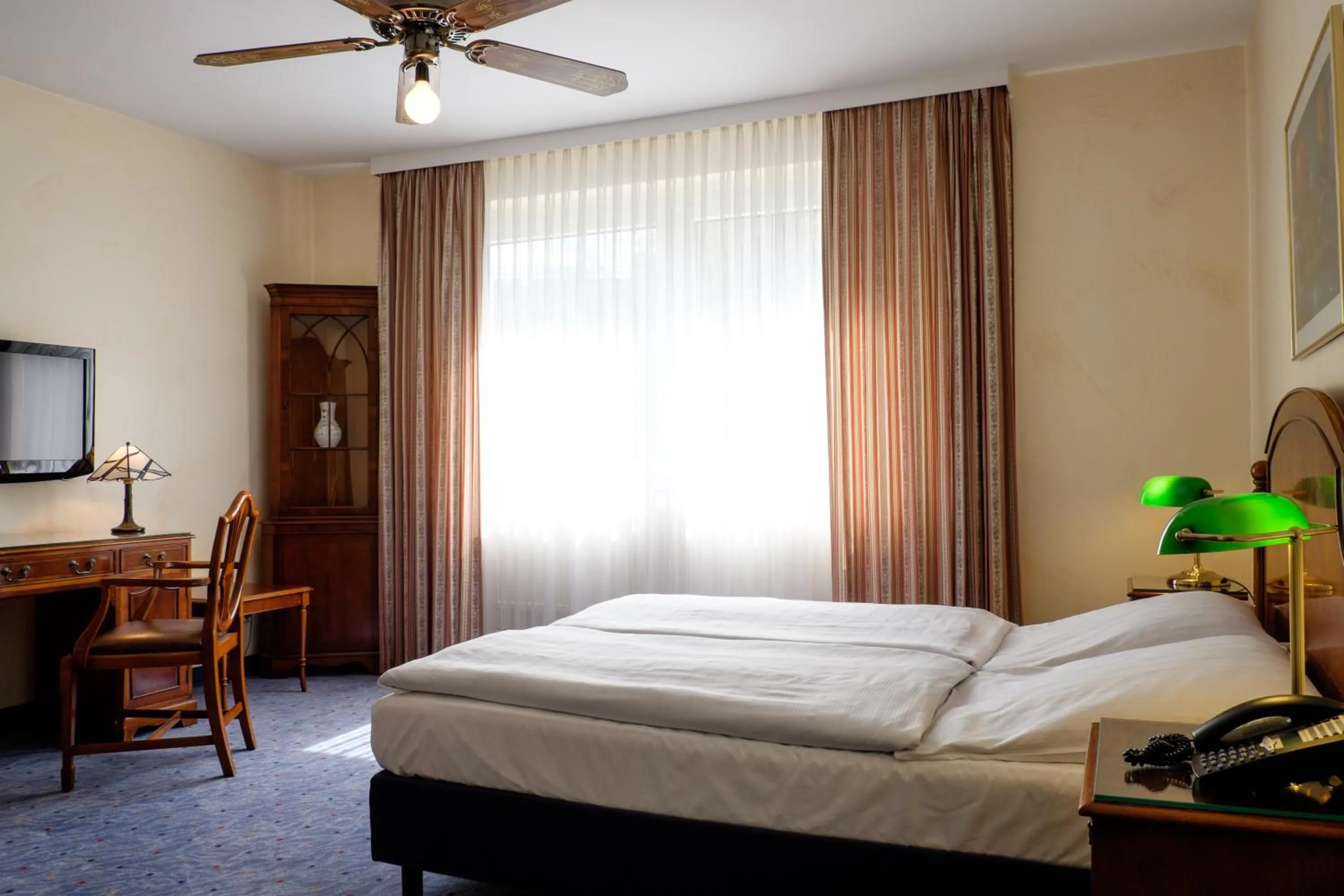 Photo of the whole room, Bed in Hotel Königshof am Funkturm