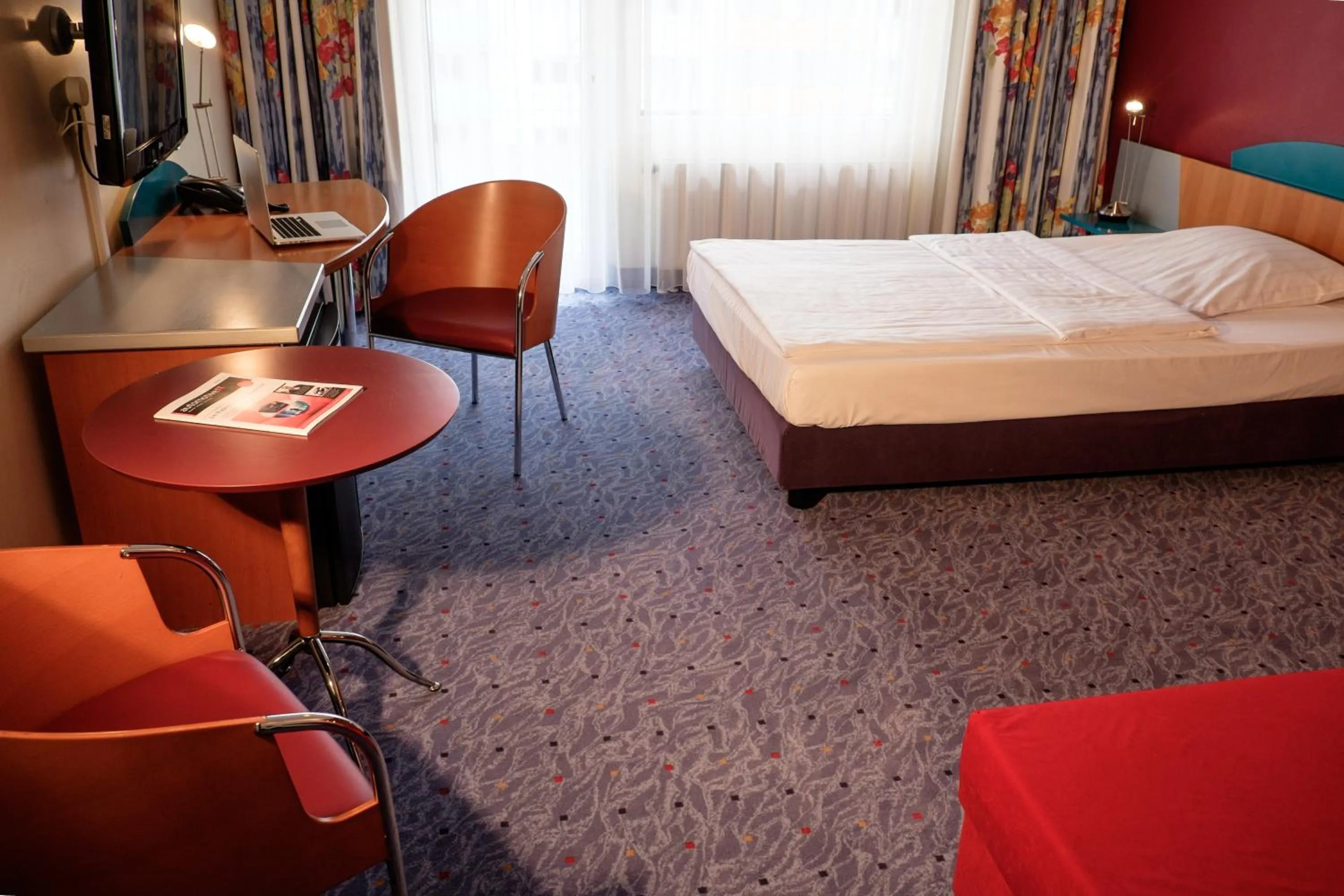 Photo of the whole room, Bed in Hotel Königshof am Funkturm