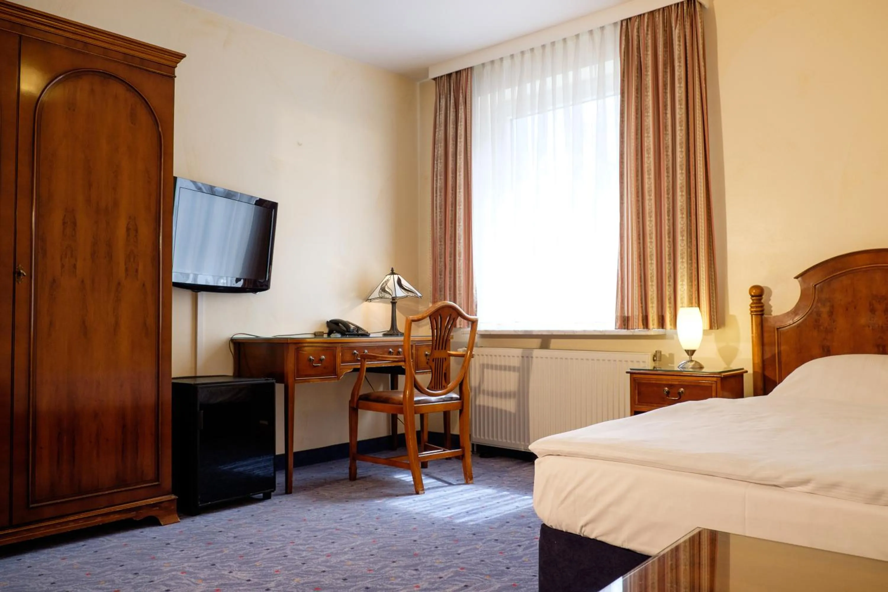 Photo of the whole room, Bed in Hotel Königshof am Funkturm