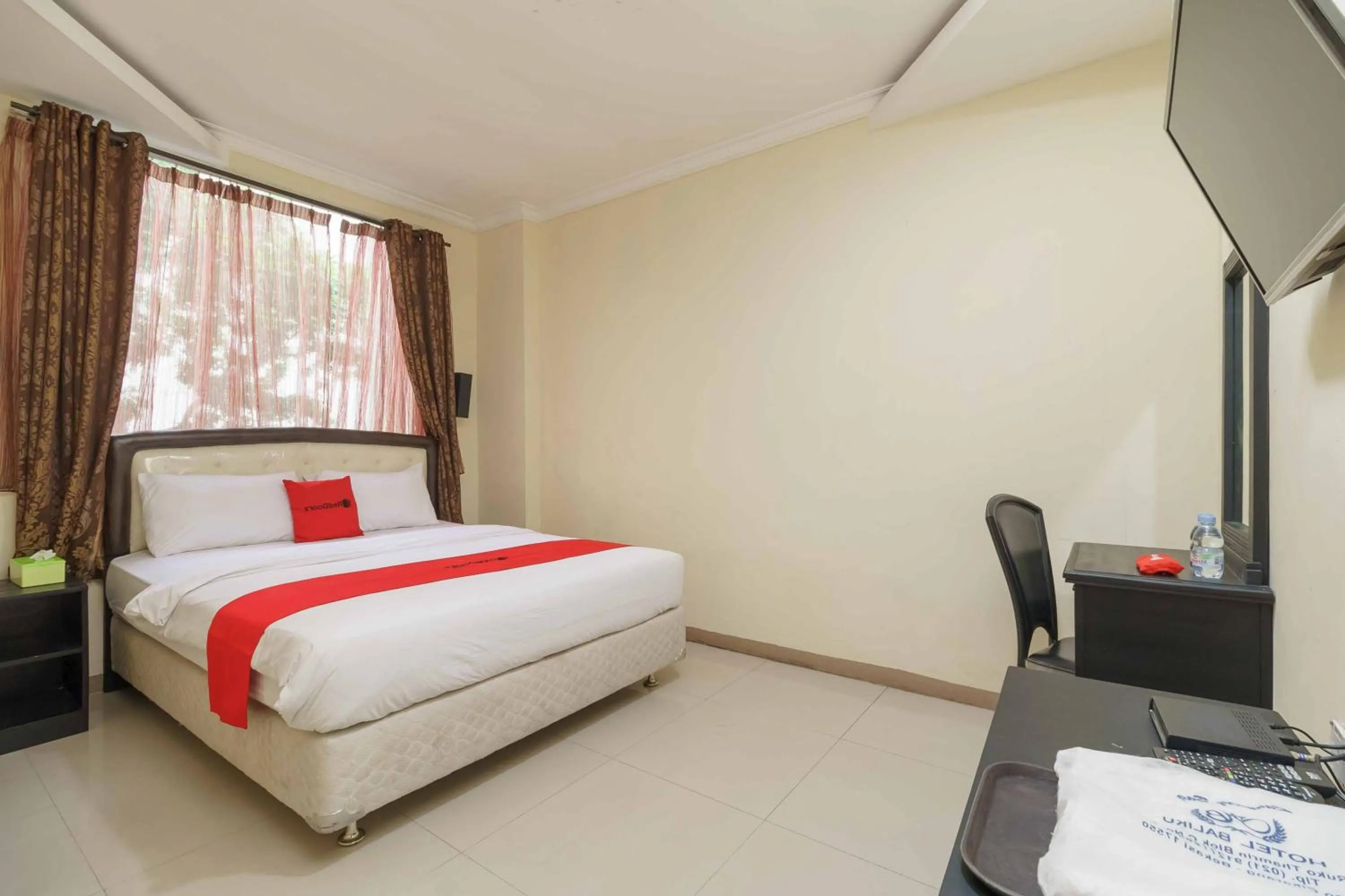 Double Room in RedDoorz near City Walk Lippo Cikarang