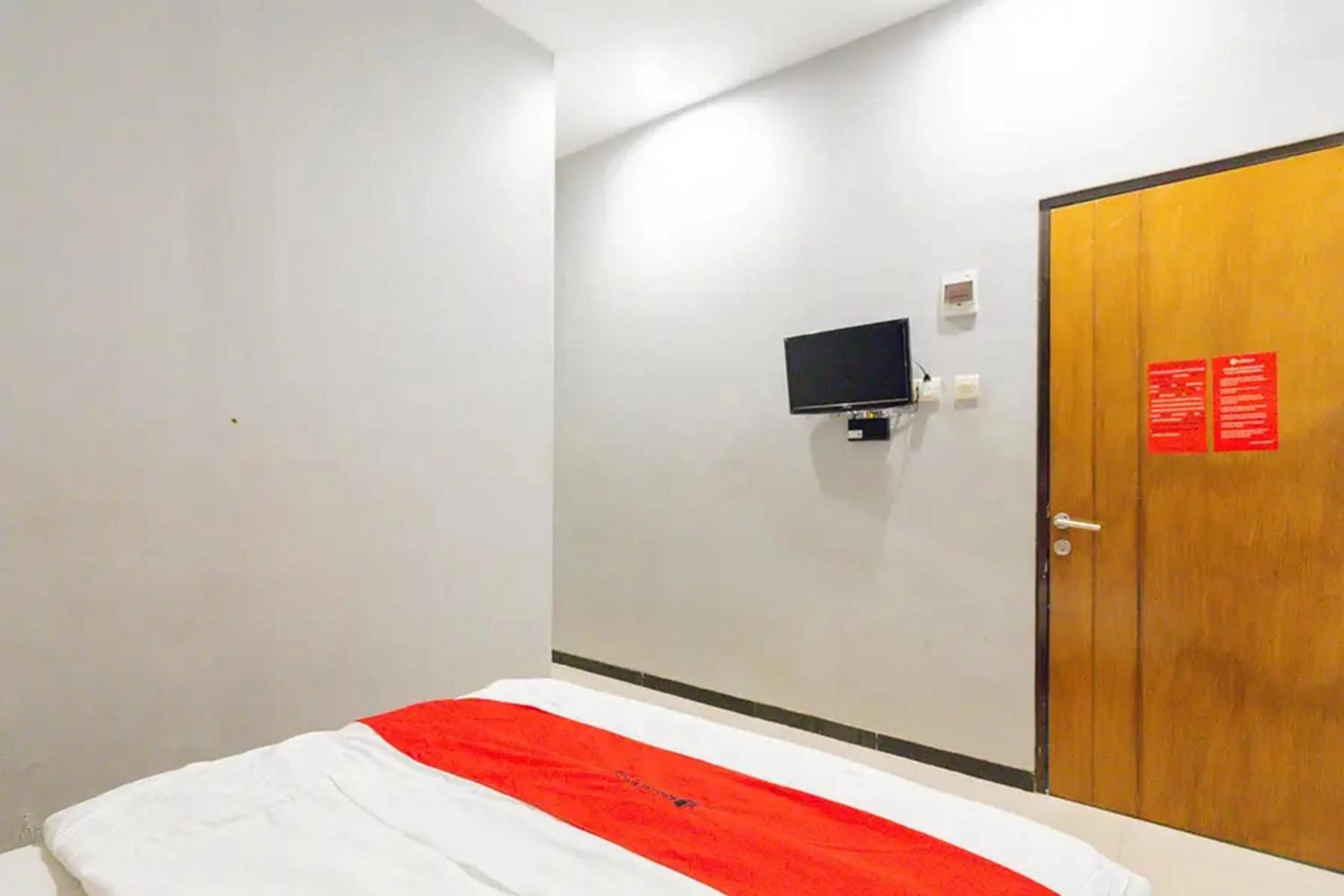 Bed in RedDoorz @ Manukan Surabaya