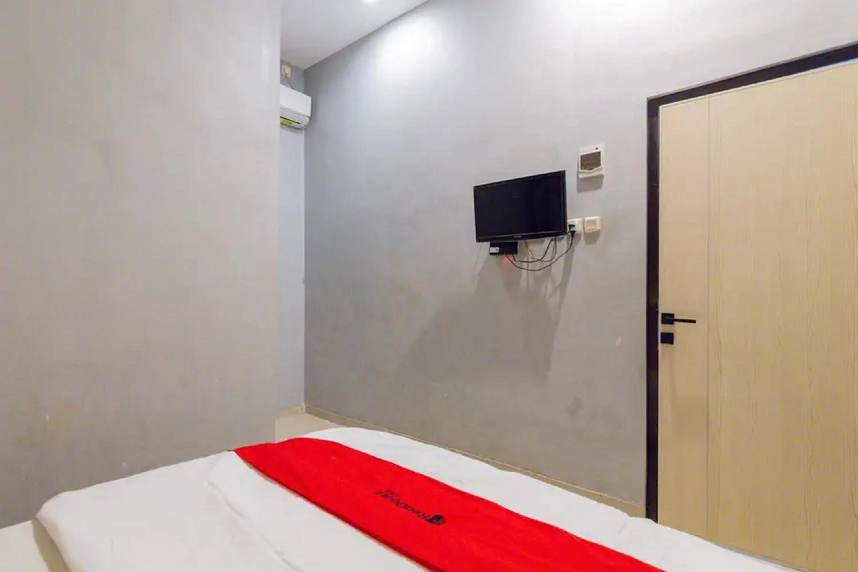 Bed in RedDoorz @ Manukan Surabaya