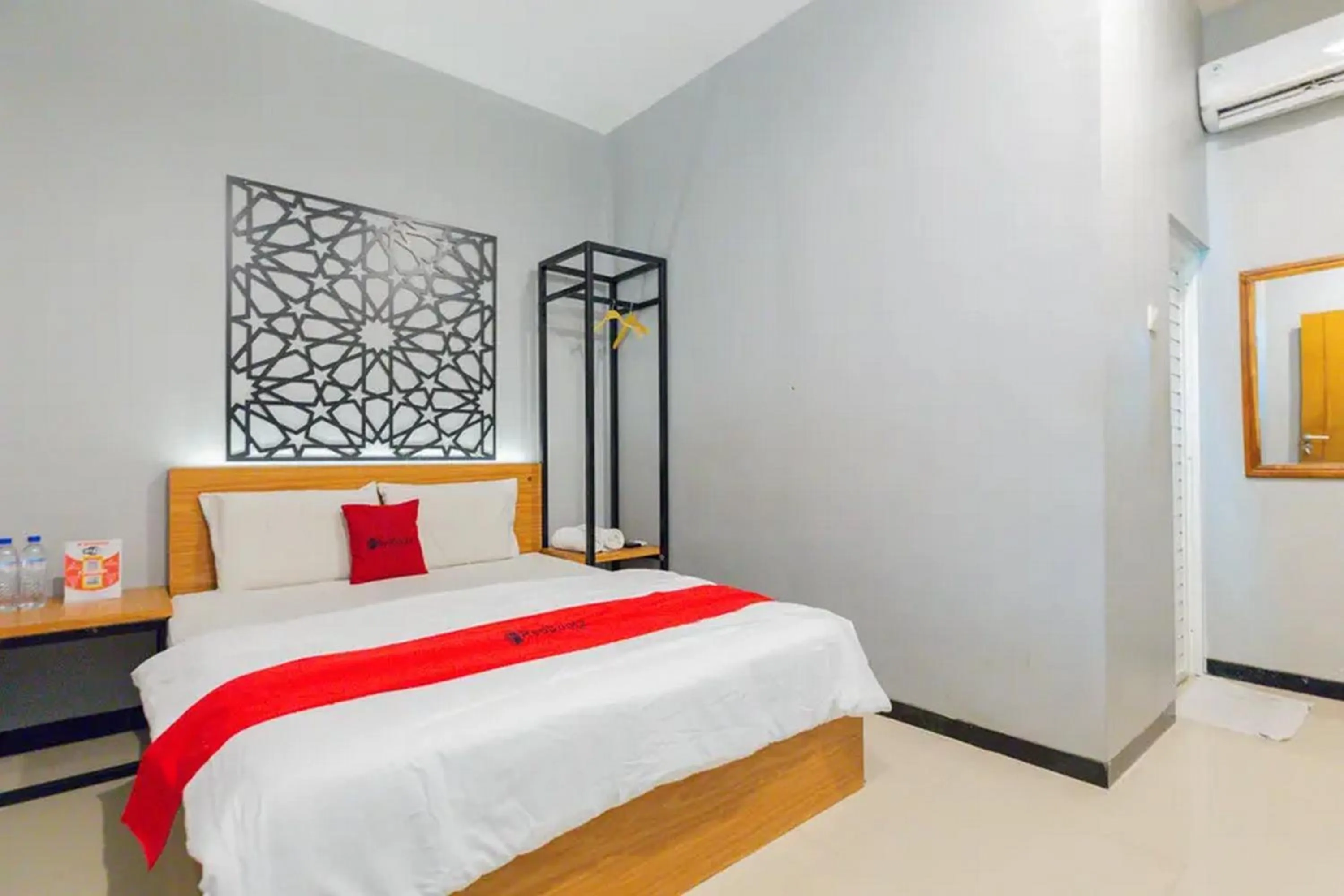 Bed in RedDoorz @ Manukan Surabaya