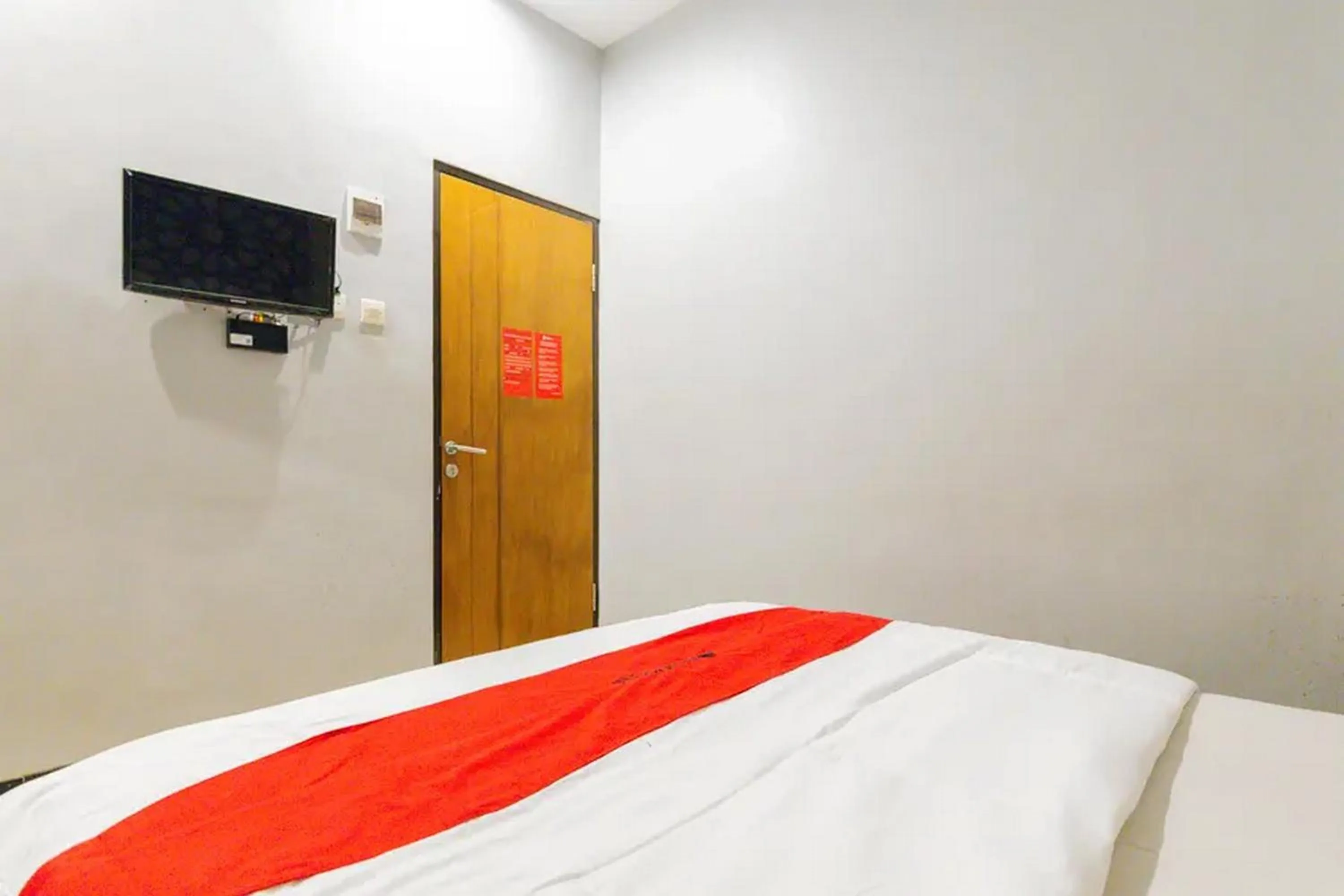 Bed in RedDoorz @ Manukan Surabaya