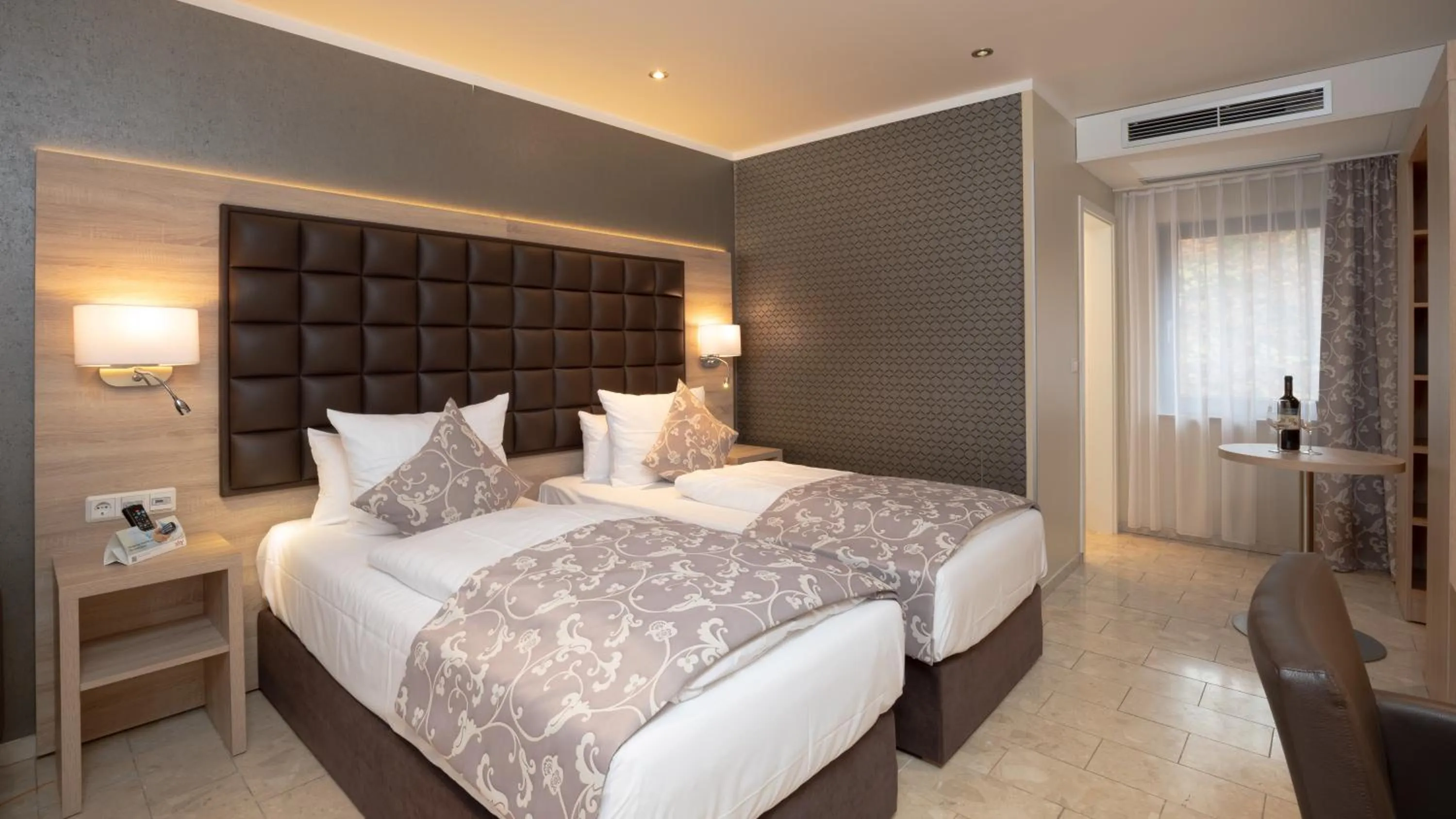 Photo of the whole room, Bed in Hotel-Restaurant Barbarossahof