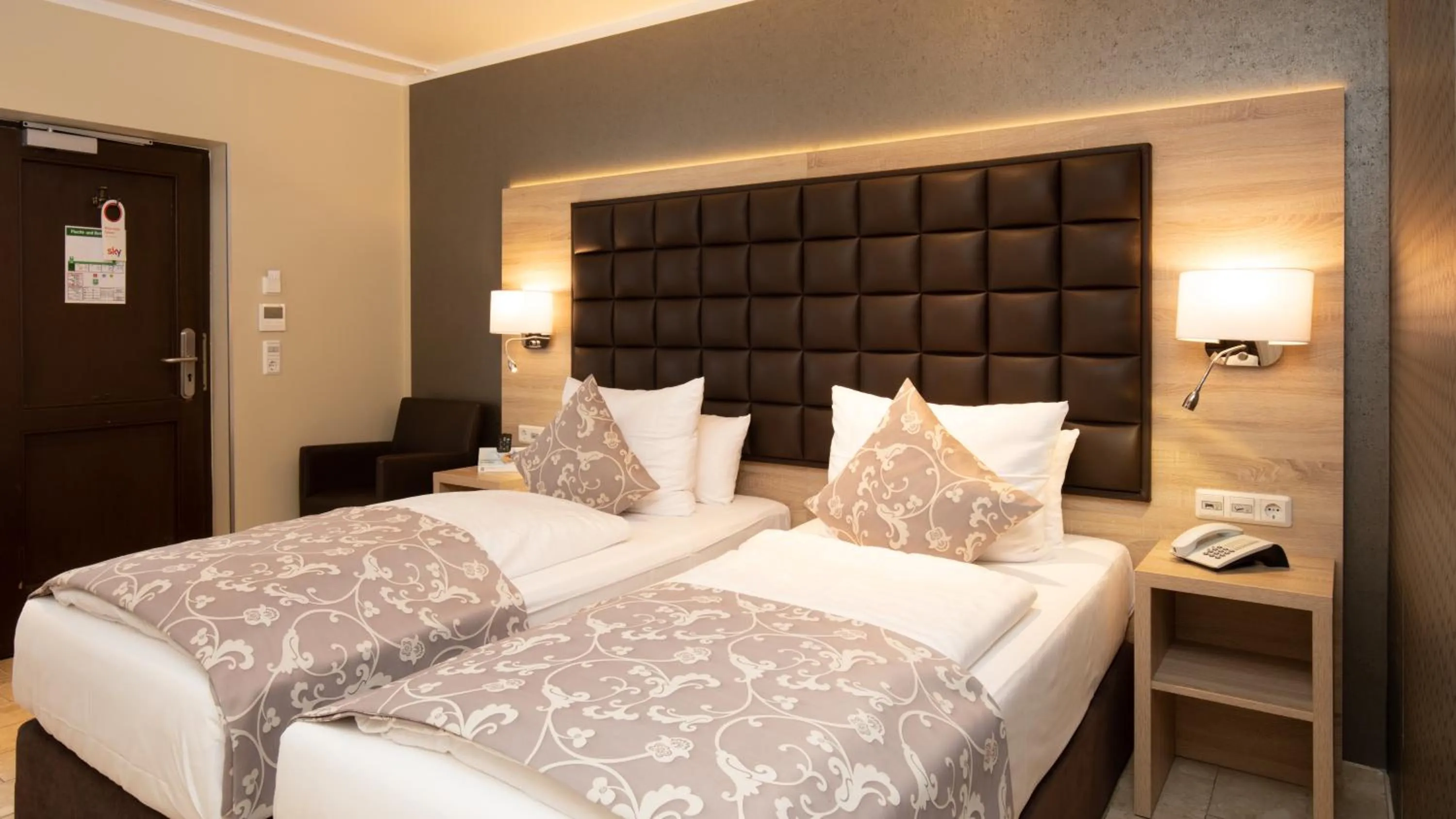 Photo of the whole room, Bed in Hotel-Restaurant Barbarossahof