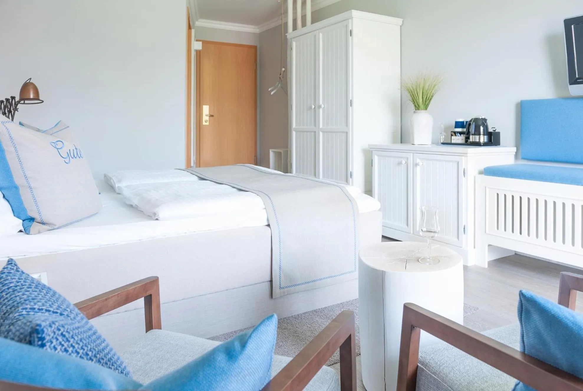 Photo of the whole room, Bed in Hotel Am Medemufer