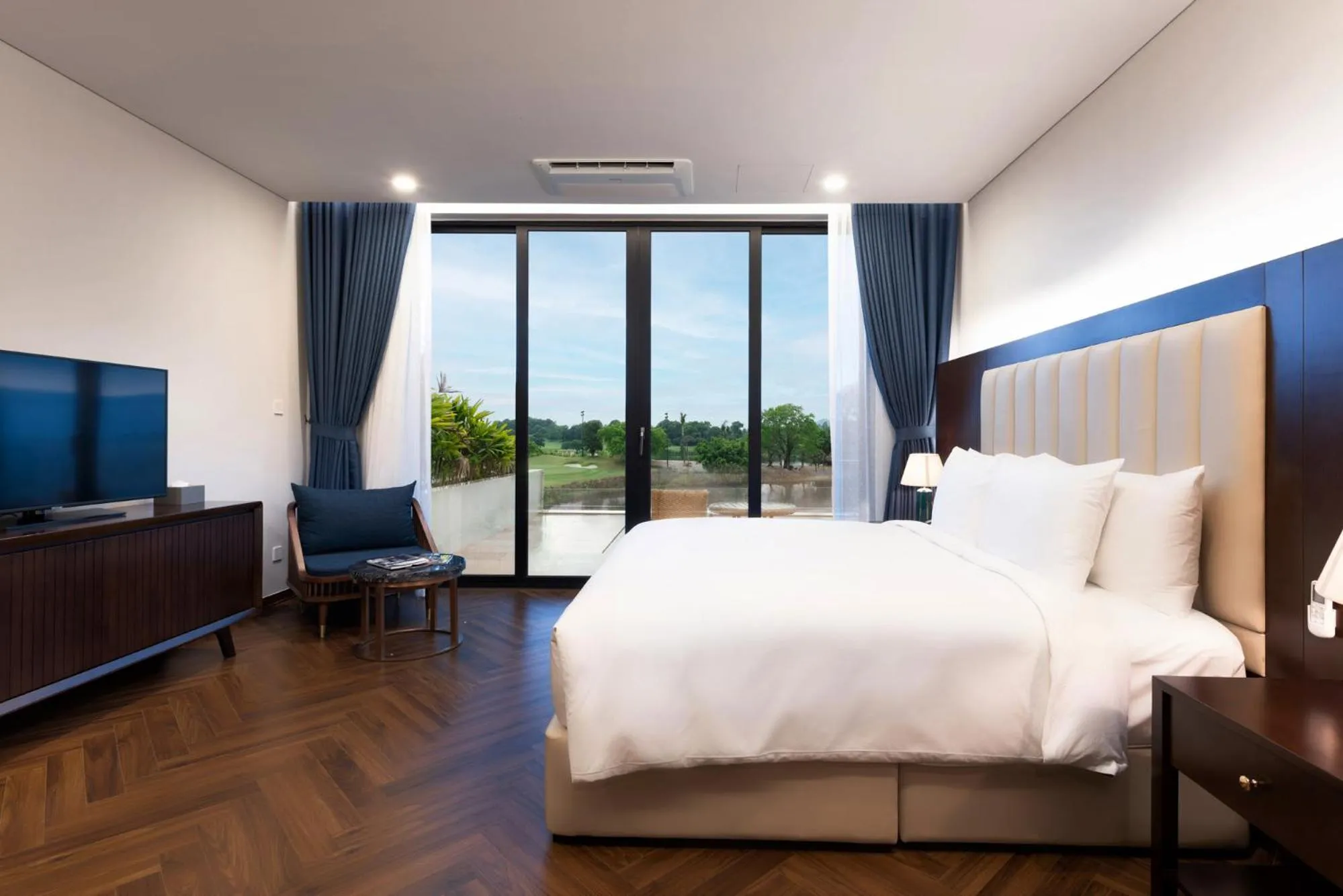 Bed in Wyndham Sky Lake Resort and Villas