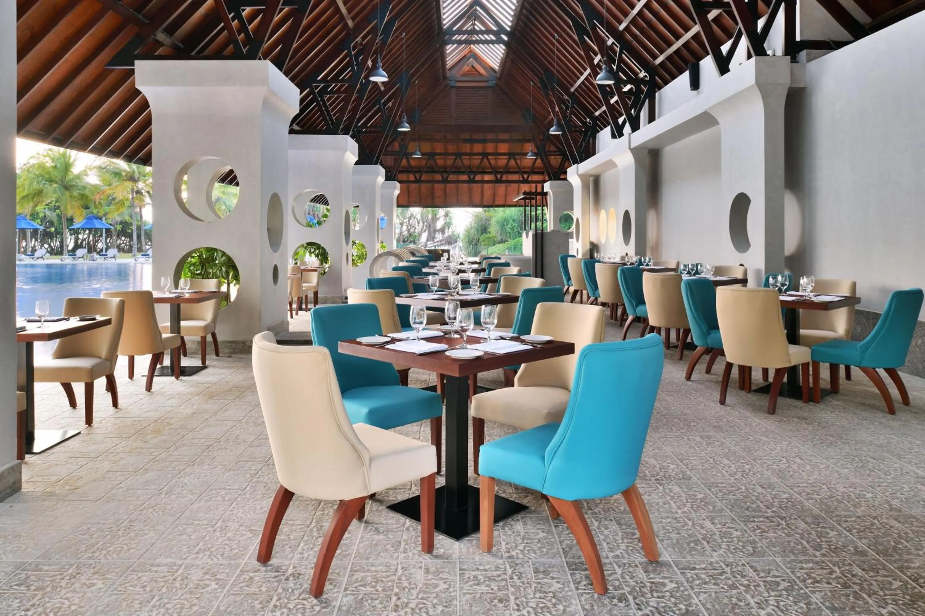 Swimming pool in Sheraton Kosgoda Turtle Beach Resort